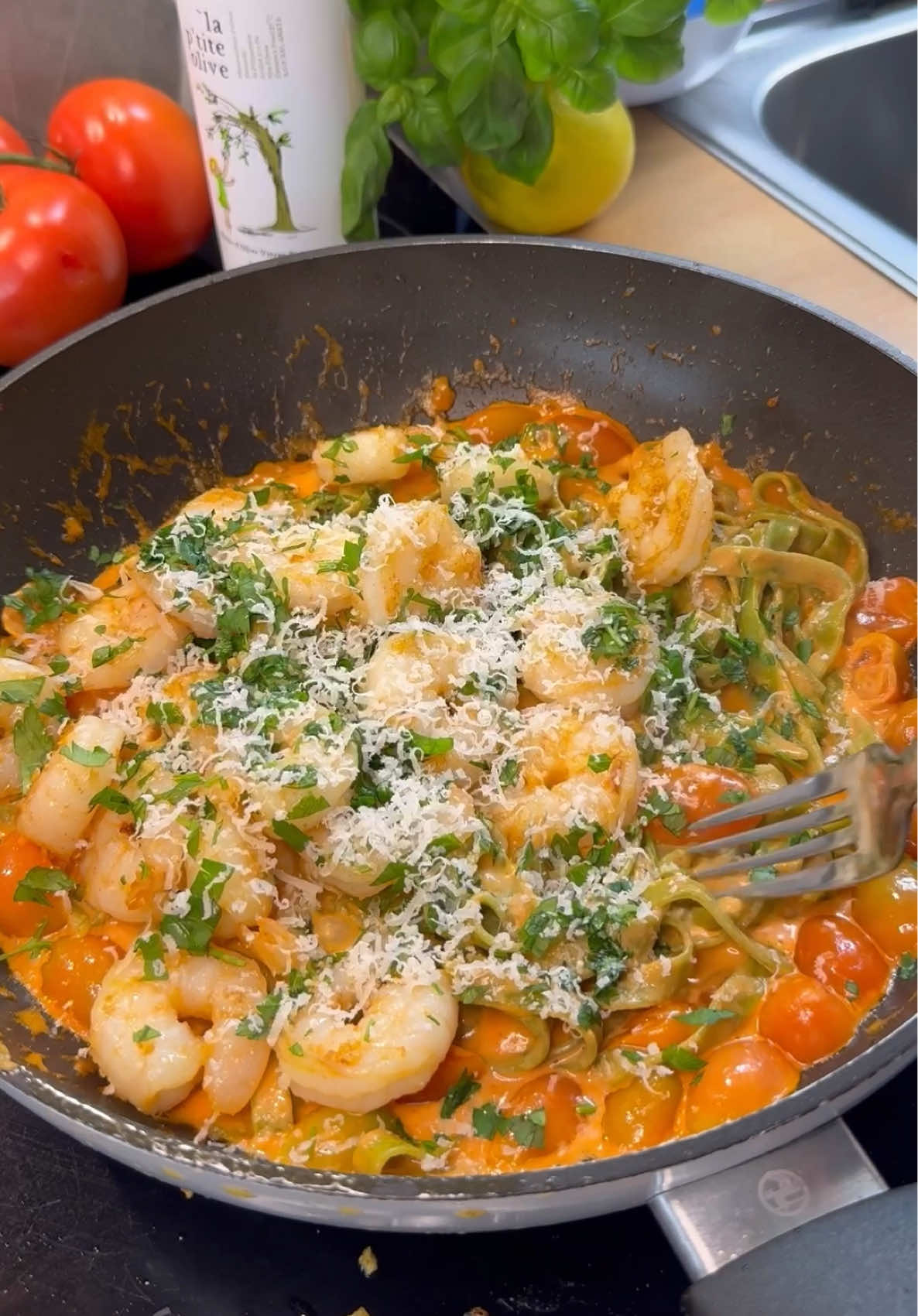 Creamy shrimp Pasta 🍤🦐😋🫶🏼 Zutaten: - 250-300g Nudeln - 200g Shrimps - Knoblauch - Handvoll Cherrytomaten - 1 EL Tomatenmark - 200ml Sahne - Salz - Pfeffer - Paprikapulver - 1 TL Gemüsebrühe - Zitronensaft - optional etwas Petersilie - Parmesan #EasyRecipe #tagesrezept #food #cooking #inspiration #schnellerezepte #fyp #foryou #goodvibes 