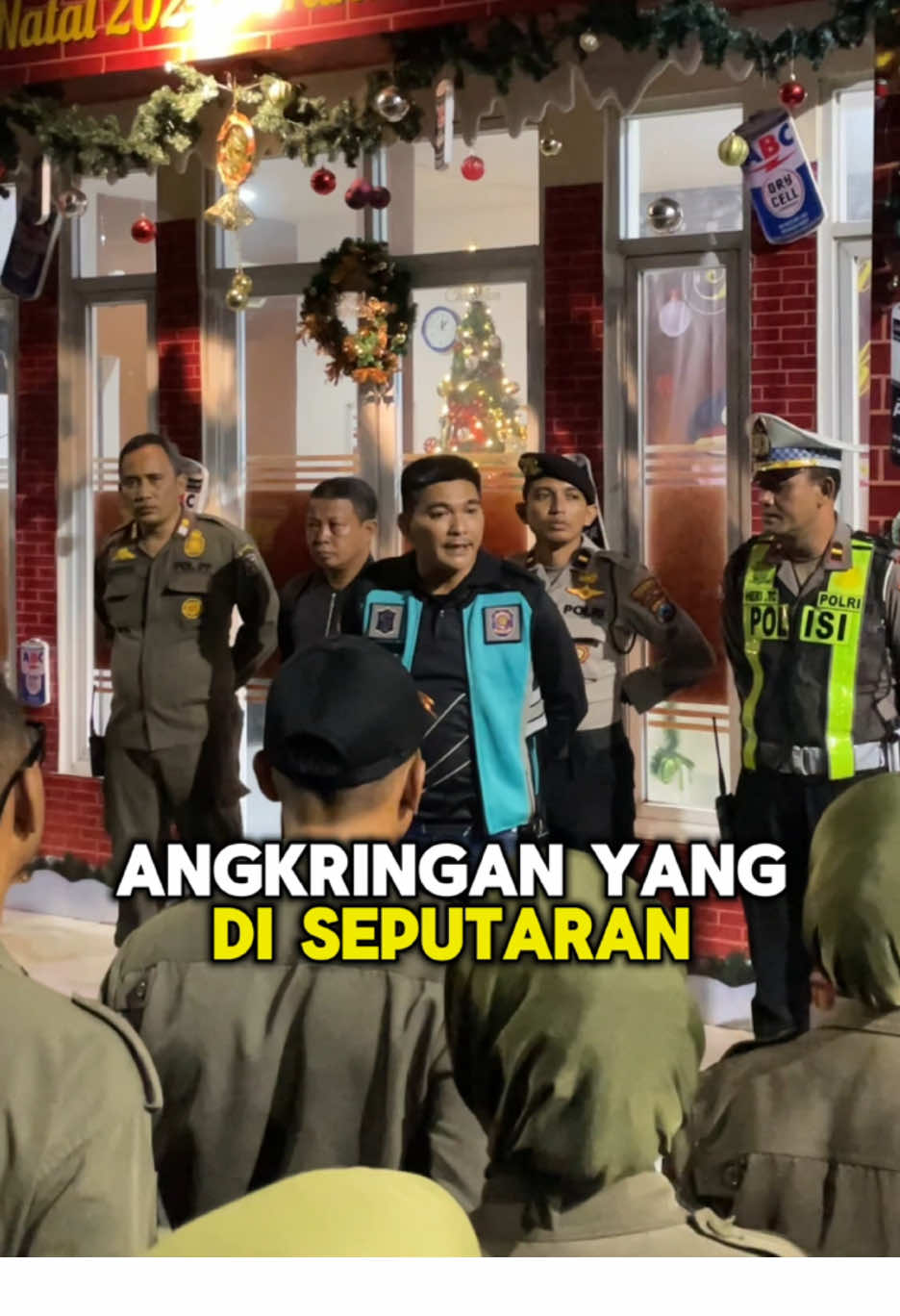 SATPOL PP SURABAYA TERTIBKAN WARKOP DIBAWAH JEMBATAN SURAMADU, JANGKAU 26 PRAMUSAJI DAN 16 MUDA-MUDI MIRAS Satpol PP Kota Surabaya, melakukan penertiban pada warung kopi (warkop) yang berada di sepanjang jalan dibawah Jembatan Suramadu, Sabtu (28/12) malam hingga Minggu (29/12) dini hari. Satpol PP Surabaya menerjunkan sebanyak 118 personel yang turut didampingi oleh Polrestabes Pelabuhan Tanjung Perak, Polsek, Koramil Kenjeran, serta Gartap. Petugas tidak hanya menindaklanjuti dugaan adanya peredaran minuman beralkohol (minhol) , tetapi juga menertibkan sejumlah pramusaji dan para pengunjung warkop. Dari giat penertiban itu, petugas berhasil menjangkau 26 orang pramusaji serta 16 orang muda-muda mudi pesta miras. Apabila Sobat Praja menemui kejadian serupa, Sobat Praja bisa melaporkan ke 112 ☎️ atau ke petugas terdekat kami yaa #penertiban #satpolppsurabaya #satpolpp #satpolpphumanis #jembatansuramadu #suramadu #surabaya #fyp 