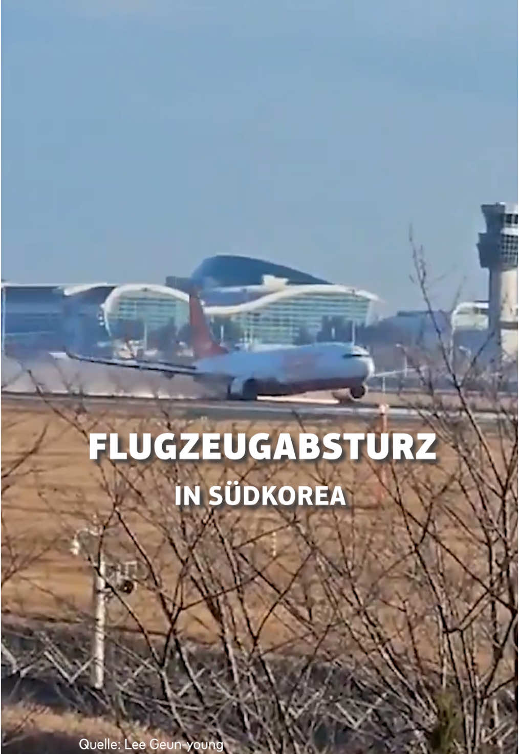 Auf dem südkoreanischen Flughafen Muan ereignet sich eines der schwersten Flugzeugunglücke seit Jahren. Eine aus Bangkok kommende Passagiermaschine der südkoreanischen Billigfluglinie „Jeju Air“ schlittert bei der Landung ohne ausgefahrenem Fahrwerk über die Landebahn hinaus und zerschellt an einer Mauer. Einen ersten Landeversuch hatten die Piloten zuvor offenbar bereits abgebrochen, auch soll der Tower die Besatzung vor Vogelschlägen gewarnt haben. 179 der 181 Menschen an Bord dürften ums Leben gekommen sein, nur zwei Crew-Mitglieder konnten schwerverletzt gerettet werden.    Die #ServusNachrichten bei ServusTV On! #servustvon #whattowatch #flugzeugabsturz #plane #crash 