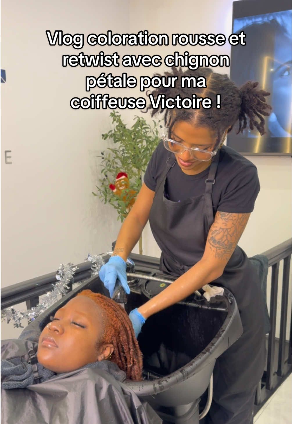 vlog coloration rousse et retwist avec chignon pétale pour ma coiffeuse @viftoire toujours chez @PMT Coiffure avec les produits @lelaboshandrani et kerasoin 🤩 un bel échange équivalent, elle me coiffe alors je la coiffe en retour  💫  . #Vlog #hairtok #DayInMylife #hairstyles #loctician #retwist #retwistlocs #hairstylist #haircolor #ginger #afrohairstyle #coiffeuseafro #pmtcoiffure #coiffureafro #coiffeuselocks 