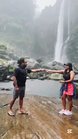 තාම හචින් යනවා 😬🤒 #srilanka #travel #fyp #foryou #viral #smile #couple #Love #ceylon #waterfall #lakshapana #rainyday #dance #fyppppppppppppppppppppppp #onemillionaudition #trending #traveltiktok 