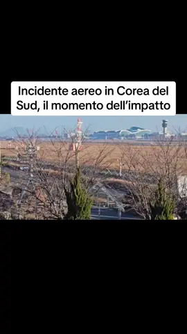 Un aereo con a bordo 181 passeggeri e sei membri d'equipaggio si è schiantato stamattina all'aeroporto di Muan, nel sudovest della Corea del Sud. L'incidente è avvenuto alle 9:03 ora locale, quando un volo che stava atterrando all'aeroporto internazionale della provincia di Jeolla Meridionale ha deviato dalla pista e si è schiantato contro le recinzioni. La torre di controllo dell'aeroporto in Corea del Sud aveva lanciato l'allarme per uno stormo di uccelli appena sei minuti prima. Lo afferma il ministero dei Trasporti citato dall'agenzia Yonhap. La torre di controllo ha emesso l'allarme alle 8:57, secondo quanto è emerso da una conferenza stampa del ministero del Territorio, delle Infrastrutture e dei Trasporti, che supervisiona la sicurezza aerea. Il pilota ha subito dichiarato il mayday alle 8:58 tentando di atterrare alle 9:00, ma si è schiantato tre minuti dopo, alle 9:03, mentre toccava terra senza il carrello, ha affermato. #ilmessaggero #aereo #sudcorea #incidente