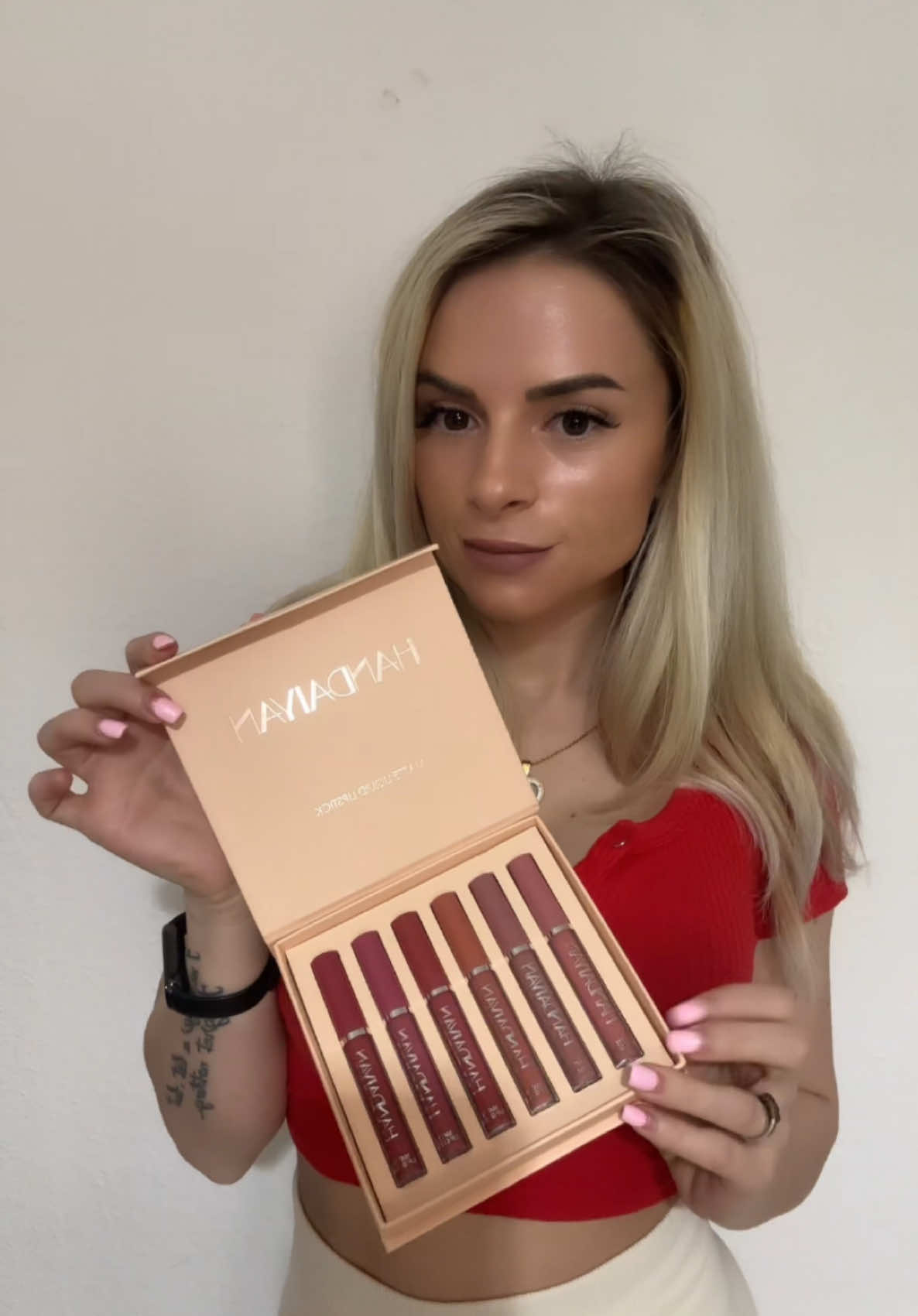 Puedes encontrar el juego de lápiz labial en mi lista de tiendas Tiktok ☺️ Pedí el juego de lápiz labial B y usé el tono 02 #handaiyan #lipstick @CrystalArmor.UK 