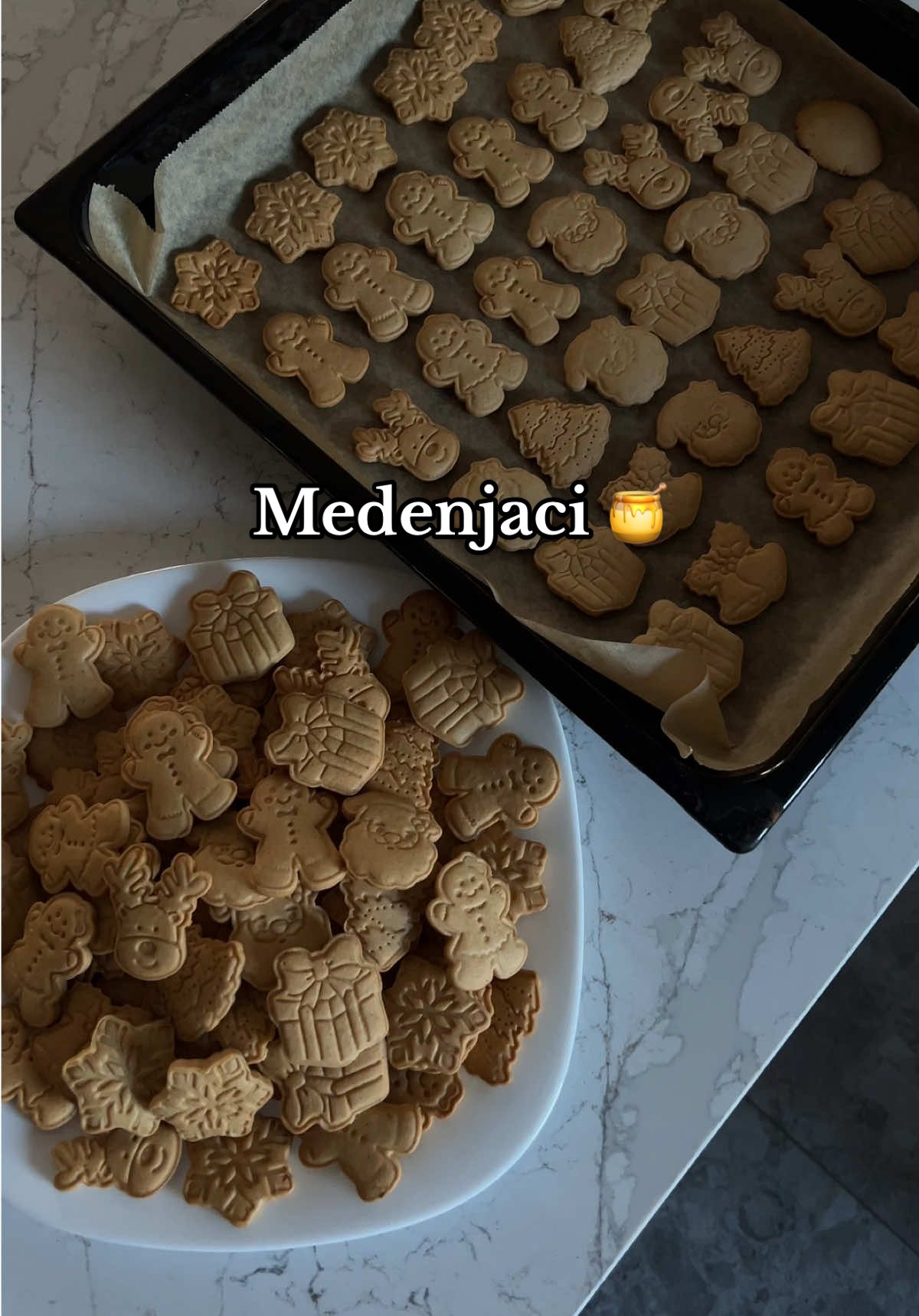 Recept: 150ml meda 100gr šećera 1 kašičica cimeta 1 kašičica praška za pecivo 130 gr putera 1 jaje 400-500g brašna Staviti u šerpicu da provri med, šećer i cimet. Dodati prašak za pecivo pa kada zapeni skloniti sa vatre i dodati maslac i jaje, umešati pa prebaciti u veliku činiju i dodati brašno. Ako treba, dodavati brašna po potrebi sve dok se testo ne lepi za ruke. Razvući testo oklagijom preko pek papira i praviti oblike kalupima. Poređati u pleh na pek papir i peći na 175 stepeni 10min. Recept sam videla kod @bez_praha_roga_jednoroga ♥️ #recepti #medenjaci #novogodisnjikolacici #kolacici #kolacici🍪 #receptizakolace #brzirecepti #lakirecepti #slatkisi #medenjaci🐻🍯 #beograd #srbija #preporuke #preporukice #balkan 