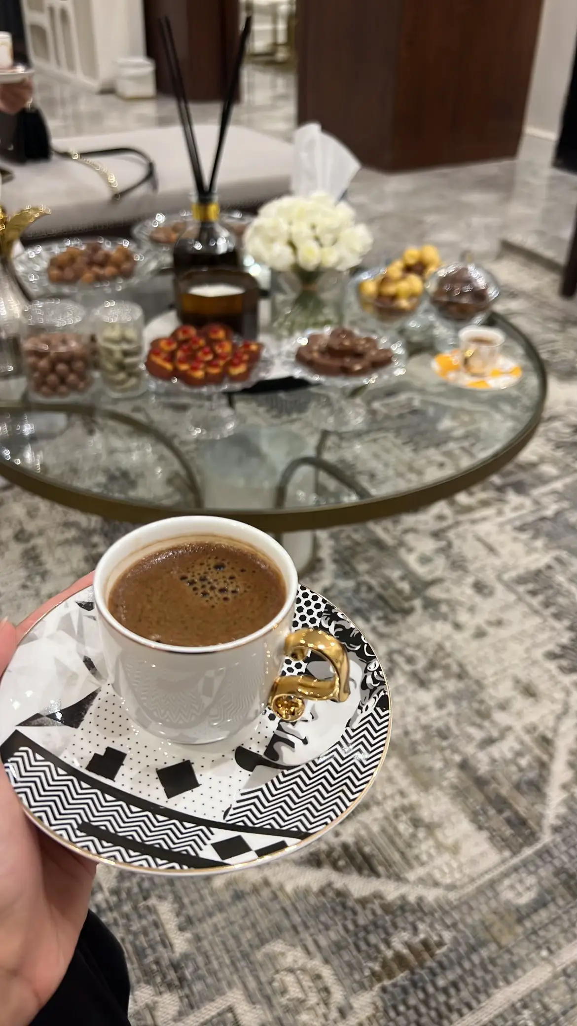 في بيتنا عزيمه 🙏🏻💕💕 #عزيمه_عشااا❤️‍ #عزيمة #عزيمه #الرياض #السعودية🇸🇦  #عزيمتنا #قهوه #جمعات_الشتاء #جمعات_الصديقات #اجتماعيات #اثاث #اثاث_فاخر 