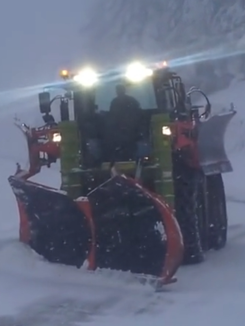 OVERSIZE SNOWBLOWER CLAAS #tracks #amazingdriver #extremeineamm #moutains #deneigement #snowblower #oversize #