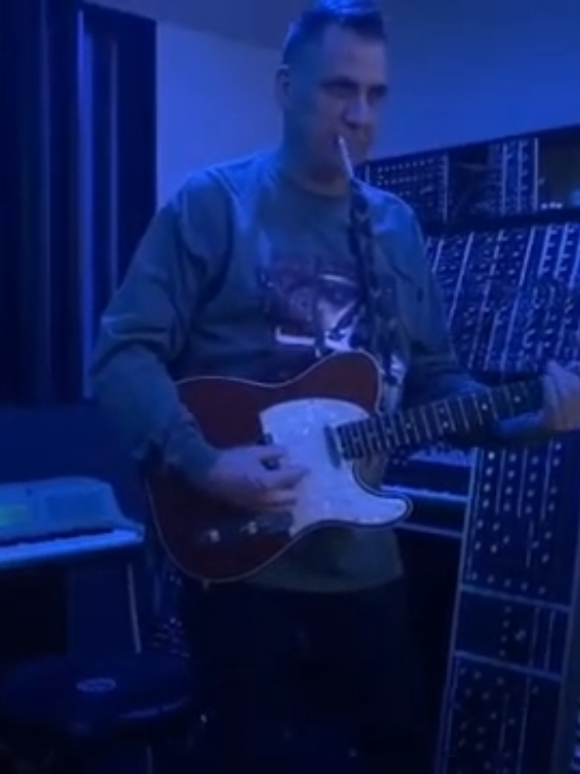 Mike play Hold my liquor in the studio 🔥🎸🐐 #mikedean #synthgoat #synth #guitar #kanyewest @mikedean 