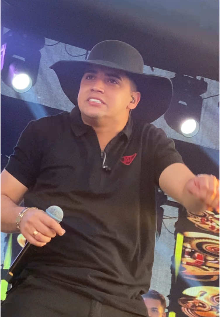 FOTOS E LEMBRANÇAS… 🤩🎵🍻 #natanzinholimaoficial #natanzinho #no12 #umaligaéumaliga #foryoupage #foryou #irece #arrocha #fotoselembranças 