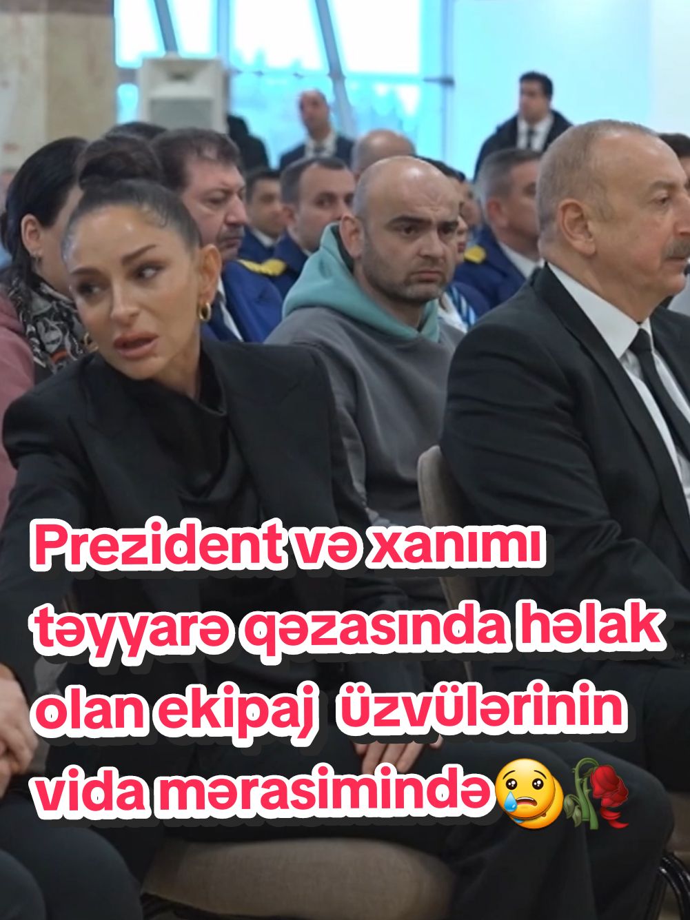 Prezident və xanımı  təyyarə qəzasında həlak olan ekipaj  üzvülərinin vida mərasimində😢🥀 #təyyarə #təyyarəqəzası #prezident #mehribanaliyeva #azerbaijan #keşfetazerbaycan🇦🇿 #keşfett #kewfett 