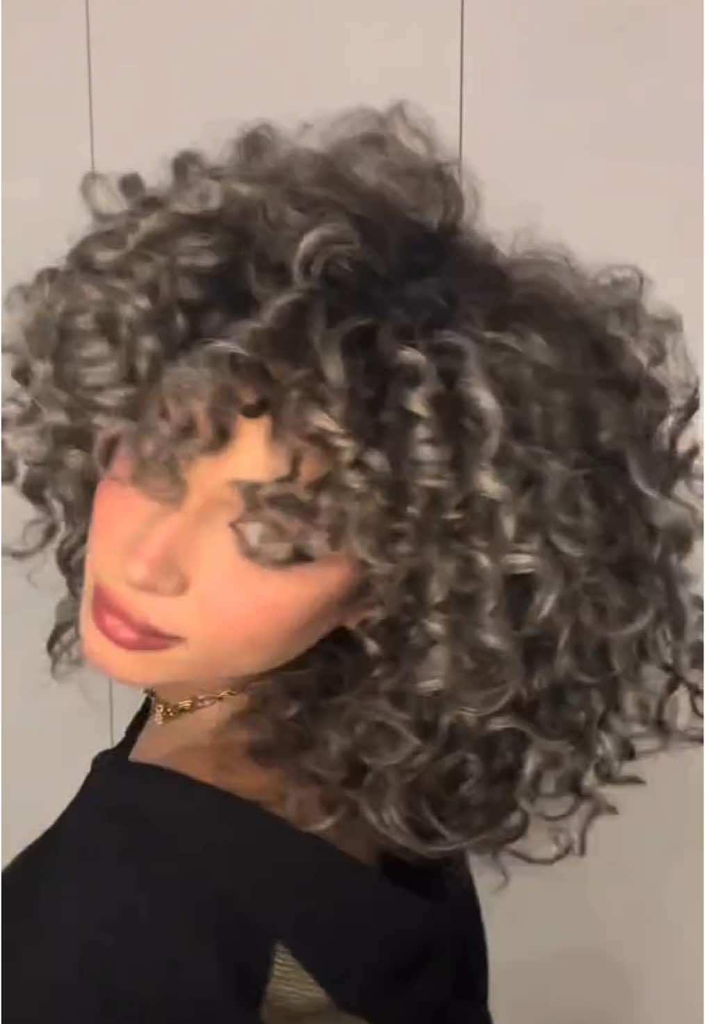 شرايكم بالرنساج الفررررش حيل @curlywurlysaloon   #fypシ゚ #fyp #curly #curlyhair #curls #curl #haircolor #grey #bleach #hair #explorepage #رنساج #الشعب_الصيني_ماله_حل😂😂 #كيرلي #شعر #صبغ #صبغات #رمادي #رماديات #ash #blonde 