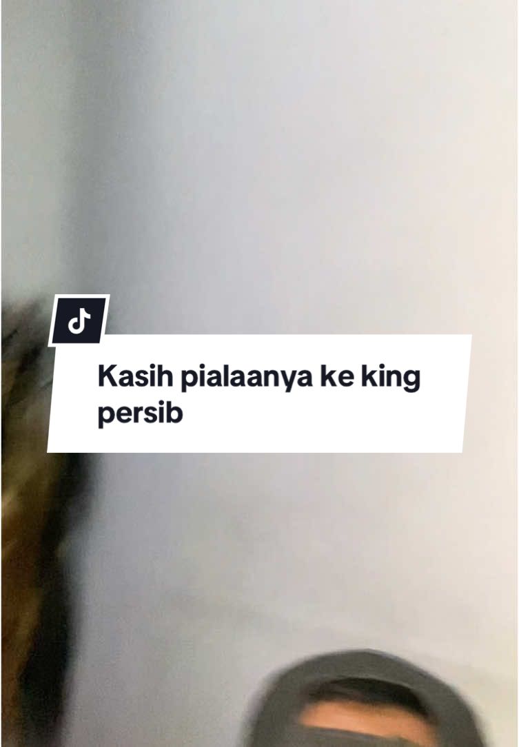 Kasih ajah Pialanya ke king Persib🥶 #rezqipoetra #persib #persibday #bobotoh @papimalik.7 @RezqiCodet 