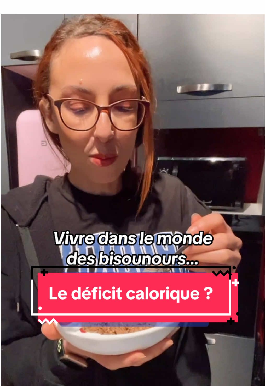 🎙️Le déficit calorique, c’est important, mais ce n’est pas tout. ✔️ Si tu manges n’importe quoi en restant en déficit, tu risques de manquer d’énergie et de nutriments essentiels. ✔️ La qualité des aliments compte autant que la quantité. ✔️ Sans activité physique, tu peux perdre du muscle et ralentir ton métabolisme. ✔️ Et attention : un déficit trop extrême peut te fatiguer et te faire craquer. 🫸🔜et puis il y a tes hormones qui s’en mêlent…ça n’est pas si simple  #pertedepoids #erreurspertedepoids #deficitcalorique #mangermieuxpasmoins #erreursnutrition #faussescroyancesnutrition 