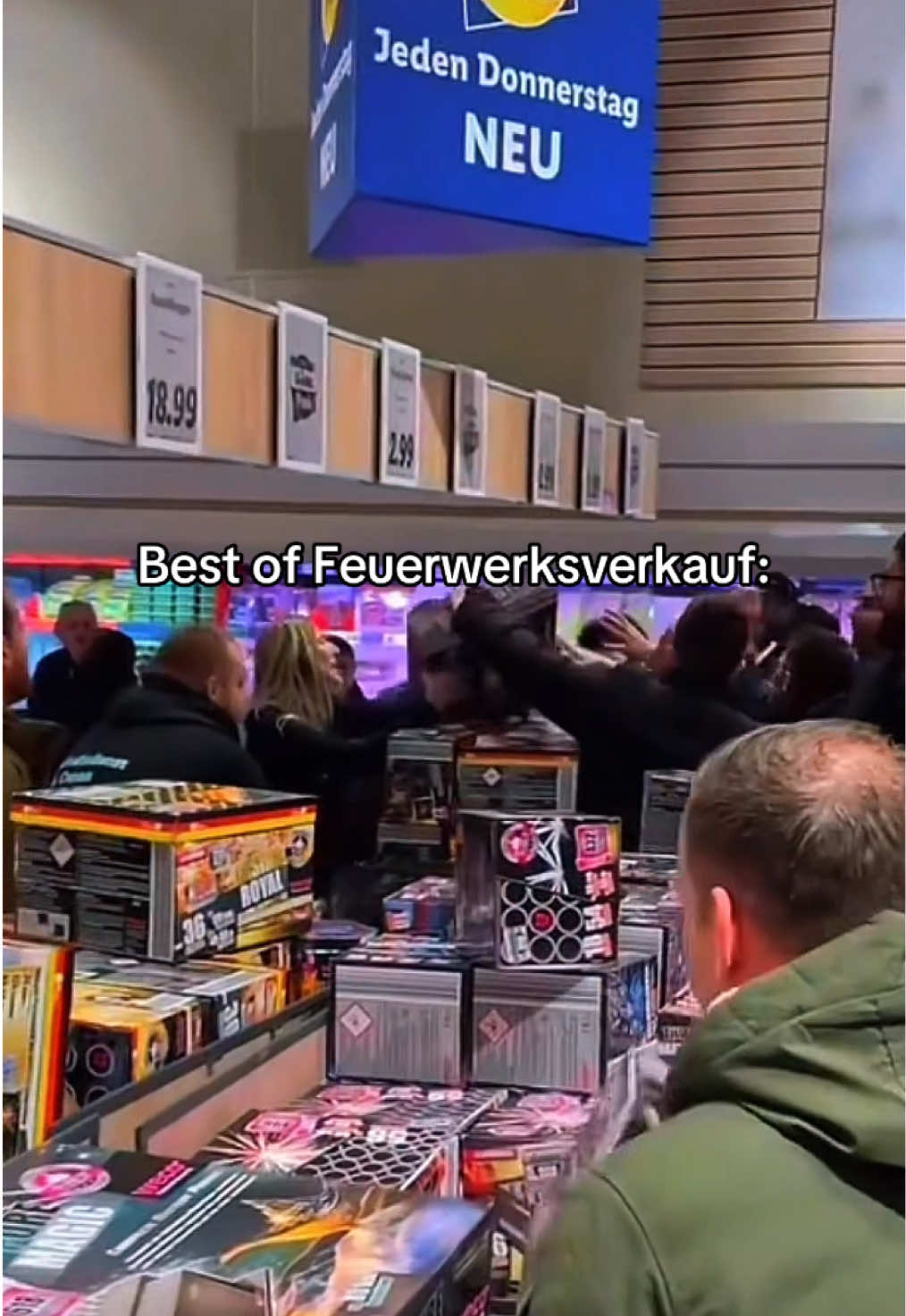 Komplette Eskalation 😂 #silvester #feuerwerk #silvester2024 #lidl #deutschememes #fyp 