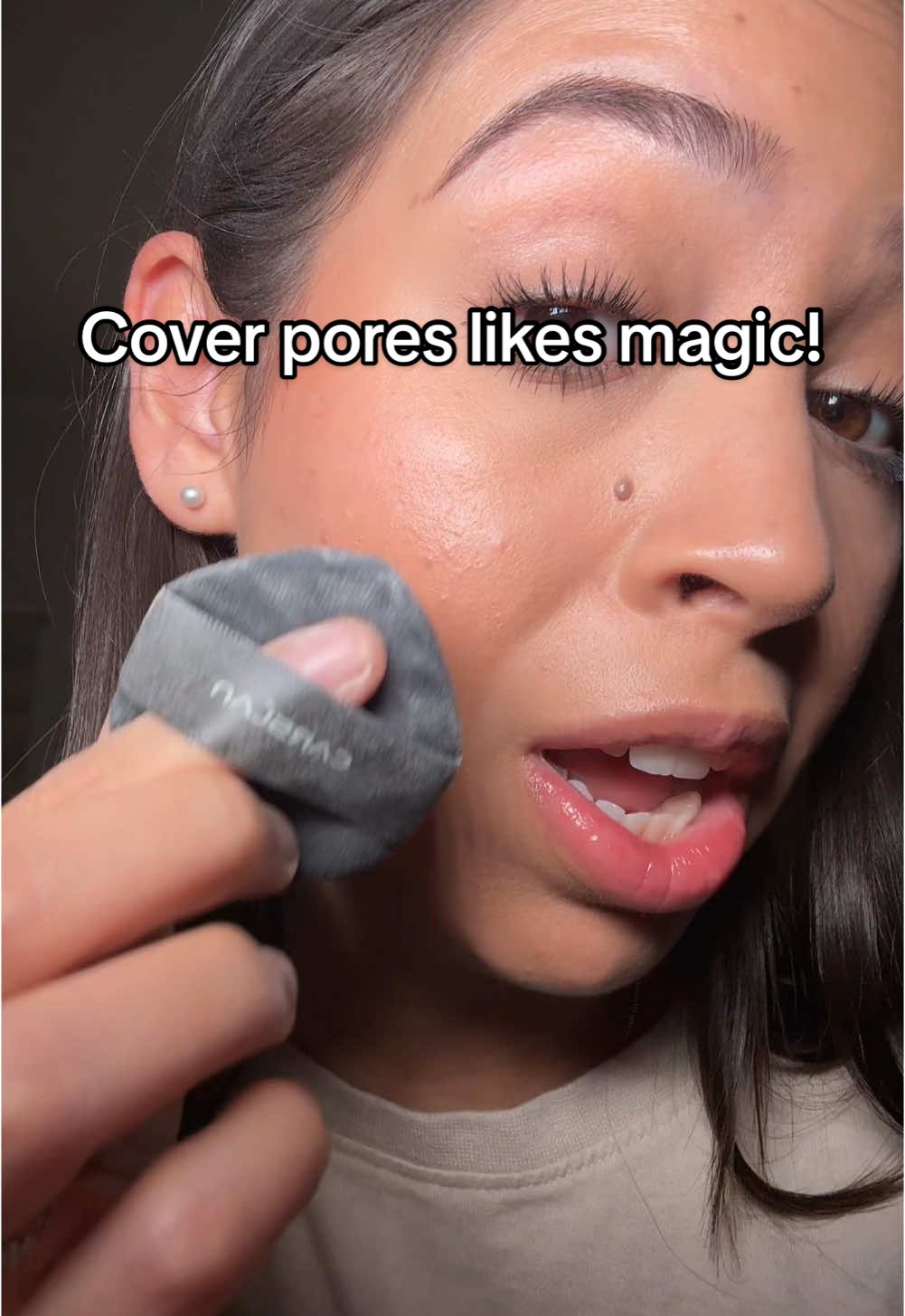 The Carslan soft focus setting powder has a really natural finish, while also covering up all your pores and blemishes! @carslan_us #carslanpowder #settingpowder #settingpowdermakeup #powdermakeup #poreblurring #setmakeup