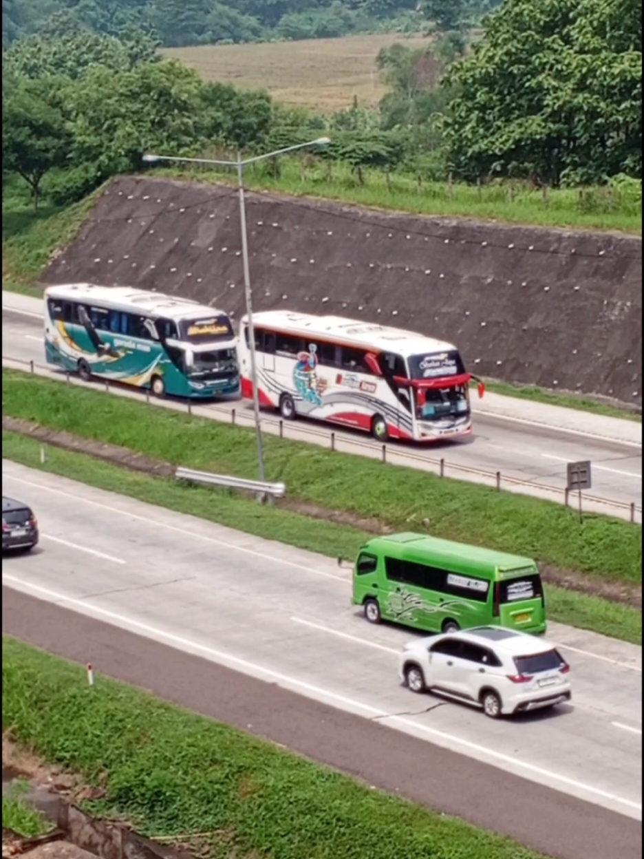 Garuda mas vs Berlian Jaya #balapanbus #tolcipali 