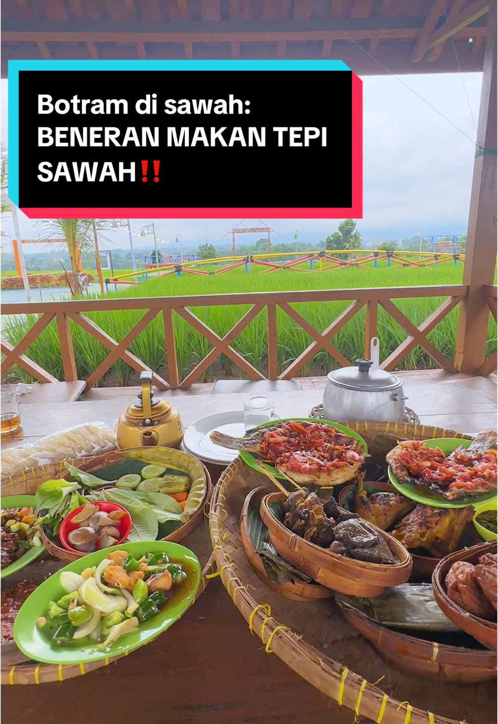 Kembali ke akar tradisi Sunda dengan menikmati hidangan sederhana namun istimewa: nila cobek sambal honje. Cita rasa autentik yang bikin nagih! Makan di tepi sawah menambah kesempurnaan. Juara pisan euy!  #botramdisawah #ciamis #cihaurbeuti #ciamisjawabarat #kulinertasik #infociamis #kulinerjawabarat #wisataciamis #kulinersunda #wisatatasikmalaya #pangandaran #fyp 