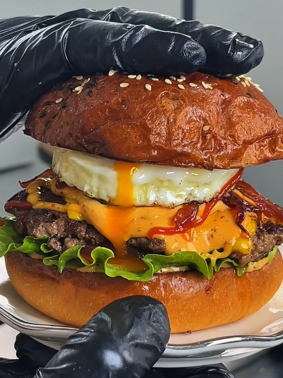 Best Burger i ever eat // Delicious food #deliciousfood #streetfood  #steamed #weightlossfood #weightloss #favouritefood #recipes #tiktokus #foodtiktok #morningbreakfast #Vlog #breakfast #chef #chesstiktok #Recipe #foodtiktok #food #dessert #steampizza #eggnoodlesrecipe  #tiktokfood #explore #instantbreakfast #onepanbreakfastrecipe #streetfoodrecipe 