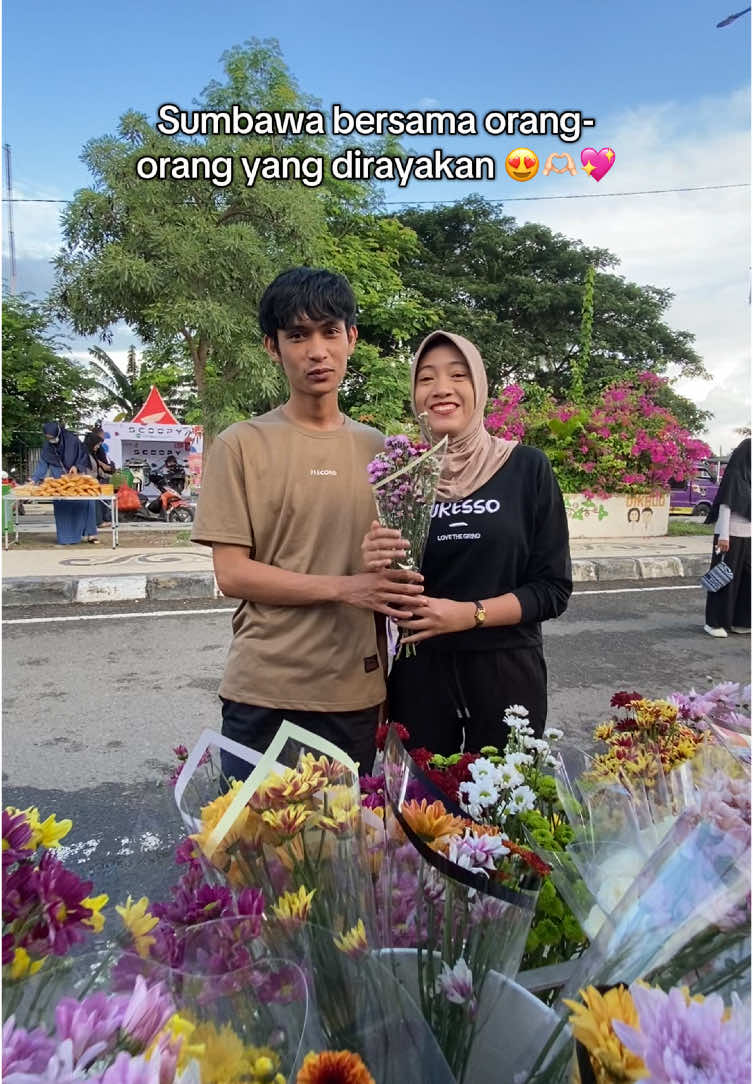 Sumbawa bersama orang-orang yang dirayakan 🥰 🌸Fresh flowers Ready setiap hari🌸 Senin-sabtu di toko  Alamat : Jl. Hasanudin No.107 A, kampung Bugis, Sumbawa Besar / Depan toko Internasional / Samping Konter Wincell, pas di pertigaan sebelum polres Sumbawa Minggu pagi ready di Cfd Samota  Jangan lupa mampir ❣️ #freshflowers #freshflowersumbawa  #freshflowerssumbawa  #bungasegarsumbawa  #bungafreshsumbawa  #bungaaslisumbawa  #bungasumbawa  #cfdsamota  #bungacfd 