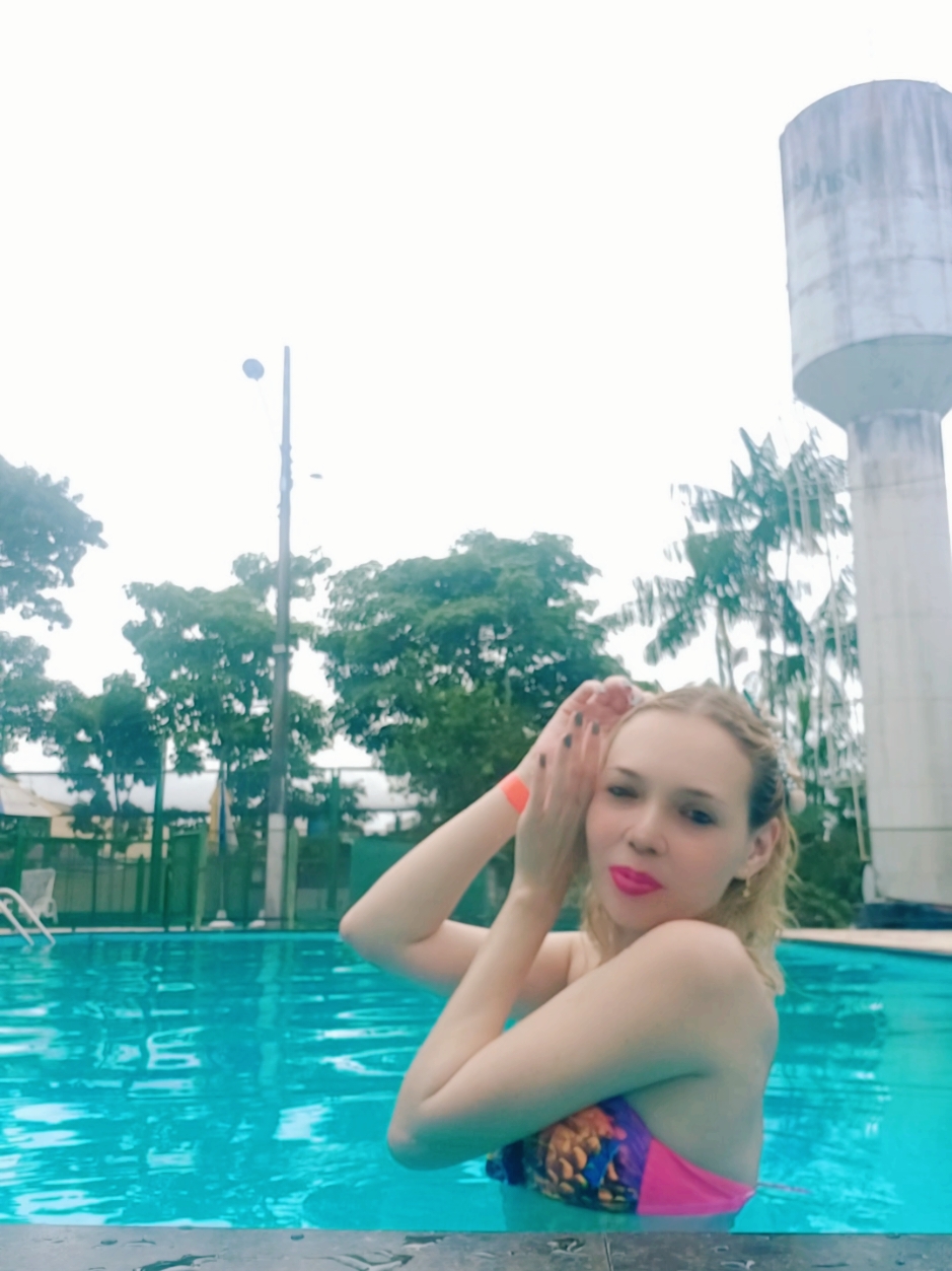 Quando entro na água 😅🐬