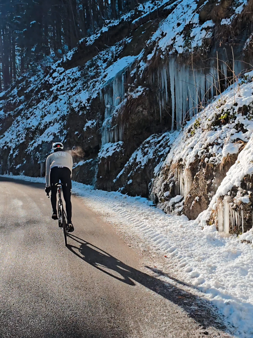 Epic winter rides. When you see you breath dancing around you and icicles building walls along the road. 🎥 @noberson  #winterwonderland #myswitzerland #cyclist #cycling #icicles 