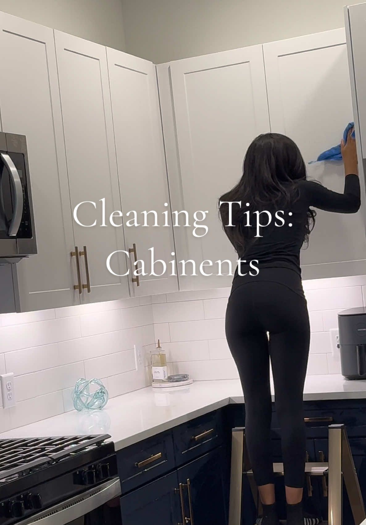 Don’t forget to wash your cabinets! My cabinents are stained blue making oily finger prints visible. Here is how I keep them clean in 5 steps. #CleanTok #asmrcleaning #asmrclean #apartmenttherapy #cleaninghacks #cleaningtips 