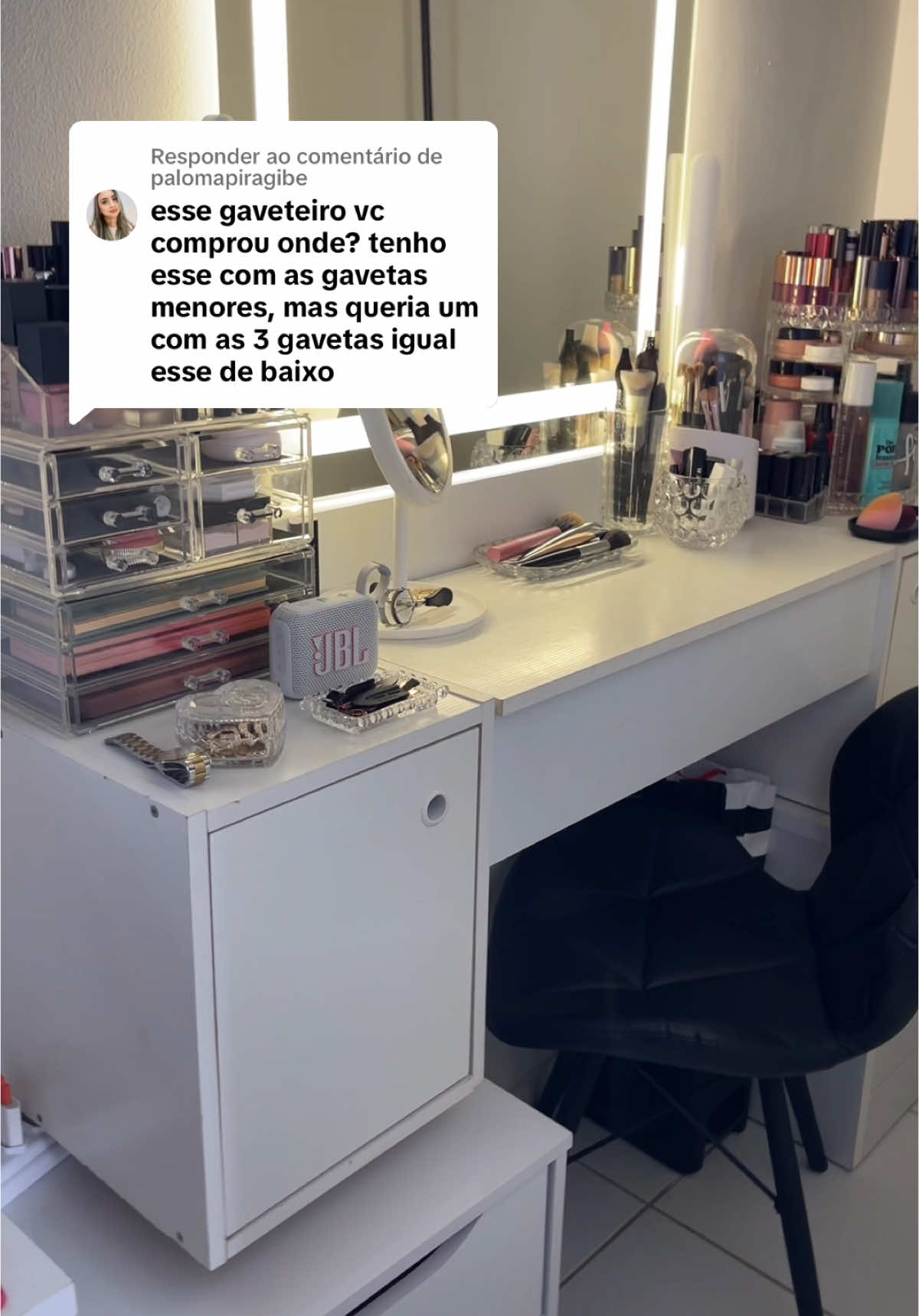 Respondendo a @palomapiragibe Minha penteadeira é bem antiga! E como eu não tinha a intenção de trocá-la por agora, optei em colocar esses dois gaveteiros em baixo pra conseguir mais espaço e guardar melhor e mais organizadas as minhas maquiagens e deu super certo! No mercado livre tem várias opções de gaveteteis com preços excelentes! 