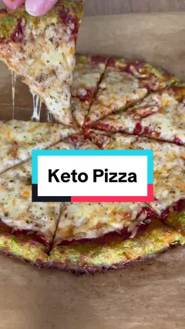 👉🏼 Weiter geht es mit dem Rückblick auf das Jahr 2024 mit meinen viralsten Rezepten für eine ketogene Ernähung: 🍕Keto Pizza, bzw Low Carb Pizza aus nur 4 Grundzutaten ohne den klassischen Teig - auch glutenfrei übrigens! In Margherita-Version hat die ganze Pizza gerade einmal 2,6g Kohlenhydrate 😍 📝Zutaten für das Keto Rezept: - circa 350g Brokkoli (gefroren oder frisch) - 100g geriebener Lieblingskäse - 1 Ei - 1 TL Knoblauchpulver - halber TL Salz - halber TL Paprikapulver süß - passierte Tomaten (zuckerfrei!) - Belag: geriebener Käse und dein Lieblingsbelag - Oregano 💁🏻‍♀️ Zubereitung: 1. Ofen auf 210 Grad (O/U) vorheizen 2. Brokkoli kurz garen, damit er weicher wird 3. Wichtig: Überschüssiges Wasser vom Brokkoli mit Küchentuch unbedingt auswringen, sonst wird der „Pizzaboden“ zu labbrig. 4. Brokkoli in Schüssel geben und stampfen, sodass die Masse breiartig wird, aber auch ruhig noch ein paar grobe Stückchen enthält 5. Geriebenen Käse, Gewürze und Ei dazugeben; zu einer gleichmäßigen Masse verarbeiten 6. Auf einem mit Backpapier ausgelegtem Blech den Teig ausbreiten und zu einer Pizzaform formen (die Ränder etwas höher formen, siehe Reel) 7. Im Ofen circa 18-20 Minuten goldbraun backen, danach noch mit passierten Tomaten, Käse und Lieblingsbelag belegen 8. Für circa 8-10 Minuten weiter backen, bis der Käse goldbraun ist 9. Mit Oregano bestreuen & genießen ❤️ Nährwerte für den Boden: Kalorien: 558kcal KH: 1g Fett: 37g Eiweiß: 35g #keto #ketorezepte #ketogen #ketogeneernährung #ketorecipes #ketopizza #glutenfrei #glutenfreierezepte #brokkoli #pizza #pizzarezept #abnehmen #abnehmenohneverzicht #abnehmenohnehungern #lowcarb #lowcarbrezepte #ketodiät #creatorsearchinsights 