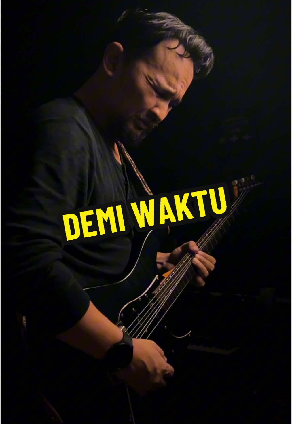 “Beginilah jadinya kalau John Petrucci lagi galau, bawain Demi Waktu penuh rasa dan teknik!” 🎸🔥 ijin om @enda_ungu  #DemiWaktu #JohnPetrucciVibes #GuitarCover #MelodicRock #EpicSolo #Ungu #RockBallad #MusicLovers #SadButStrong #GuitaristVibes