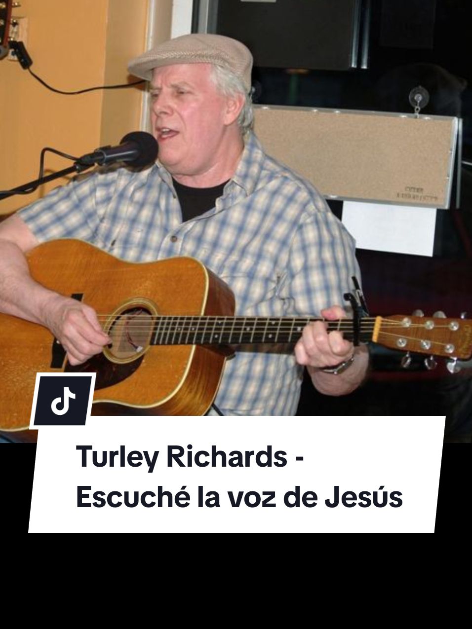 Turley Richards - I heard the voice of Jesús. - Escuché la voz de Jesús. La historia: Hemos oído la leyenda de que él se quedó sin voz por interpretar ese tema.  Horacio Bonar. Nacido en una familia evangélica, compuso muchos cantos de alabanza a Cristo. Tal vez el más conocido es «Escuché la voz de Jesús». Pero la canción que compuso no iba a morir con él. En 1941, 52 años después de su muerte, nació en Charleston, Estados Unidos, Turley Richards, quién lamentablemente a los 4 años, jugando con un amiguito recibió una flecha en un ojo y lo perdió. Su padre, destrozado, le compró una guitarra. De esa manera, siendo un adolescente ya Turley era magnífico con la guitarra.  Su madre le regaló un mirlitón, un instrumento musical de viento que ayuda enormemente a desarrollar el oído musical. Lo sometieron a muchas operaciones hasta que pudo mejorar algo su visión. A a los 15 años formó un grupo con sus amigos y grabaron uno que otro sencillo. En 1960, con 19 años decidió irse a Los Angeles a probar fortuna como músico y cantante. Pero no tuvo éxito, vendió su carro y comenzó una vida de indigencia en las calles de esa ciudad.  A pesar del hambre y las necesidades que pasó, continuó. Un día, caminando por Nueva York, y sintiendo que toda su vida sería un fracaso, pasó cerca de un salón evangélico donde estaban cantando el himno compuesto por Horacio Bonar.  Detuvo su marcha cuando escuchó que todos cantaban: «I heard the voice of Jesus say: come on to me and rest…» Impresionado por ese canto Turley decidió entrar. Y sin que se lo pidieran, con sólo escuchar la letra, comenzó a acompañarlos con la guitarra. Todos callaron y lo vieron. _ ¿Hermano, se sabe ese himno? _le preguntaron.  _ No, primera vez que lo escucho.  _ Pero está tocando los acordes exactos… _ Sí, la letra, la rima, me dice cómo debo tocar… No sé explicarlo. Turley Richards sintió de pronto una paz que no había sentido. «¡Dios! ¿Por qué estoy tan feliz si ni comida tengo en mi casa?»  Mientras caminaba se dijo a sí mismo: «Sé cantar, de hambre no me moriré».  Siempre dice: tal vez nunca fui una super estrella, pero ni se imaginan cuántas personas me han dicho que la canción «Escuché la voz de Jesús» los cambió para siempre”. La estrella de rock Al Kooper dijo una vez: «Escuché la voz de Jesús es la más grande interpretación vocal que he escuchado en toda mi vida. La fabulosa voz de Richards rasga a través de toda la instrumentación. ¡¡Hay momentos en que puedes diferenciar cuatro o cinco notas al mismo tiempo!!» Tal vez fue el mismo nazareno quien llevó esa noche a Richards a caminar cerca de esa iglesia. Traducción: Escuché la voz de Jesús decir Ven a mi y descansa Deja tu cansancio El cansado se acuesta Apoya tu cabeza sobre mi pecho Fui a Jesús cuando estaba Cansado, desgastado y triste, Encontré en Él un lugar de descanso Y me ha alegrado, Toma mi yugo sobre ti Y aprende sobre mi, Para mi yugo es fácil Y mis cargas son ligeras Y mis cargas son ligeras. Escuché la voz de Jesús decir He aquí que doy gratuitamente Oh aguas vivas, oh sedienta Agacharse y beber y vivir Escuché la voz de Jesús decir Ven a mi y descansa Tienes que dejar tu cansancio. El cansado se acuesta Apoya tu cabeza sobre mi pecho Fui a Jesús como estaba Sabes que estaba cansado, desgastado y triste. Encontré en Él, sí encontré en Él un lugar de descanso Oh, sabes que me ha hecho feliz. Oh, me pregunto, me pregunto si alguna vez podrías oírme. Sigo llamando, tienes que escucharme Oh, estoy suplicando, todos escuchen mi súplica Oh Jesús, escucha mi nombre, oh Jesús. Yo dije: Jesús, Jesús, Jesús. Estoy suplicando, estoy suplicando Tienes que escucharme, sí Tienes que oírme llamar. Sigo llamando, diciendo tu nombre Oh Jesús, oh Jesús Estoy llamando, diciendo tu nombre, sigo llamando Mantenga presionado mi nombre rezo, rezo si, estoy orando Jesús, escucha mi, escucha mi llamado.   #turleyrichards #escuchelavozdejesus #biggestmusic #baladaseningles #70s #80smusic #90smusic 