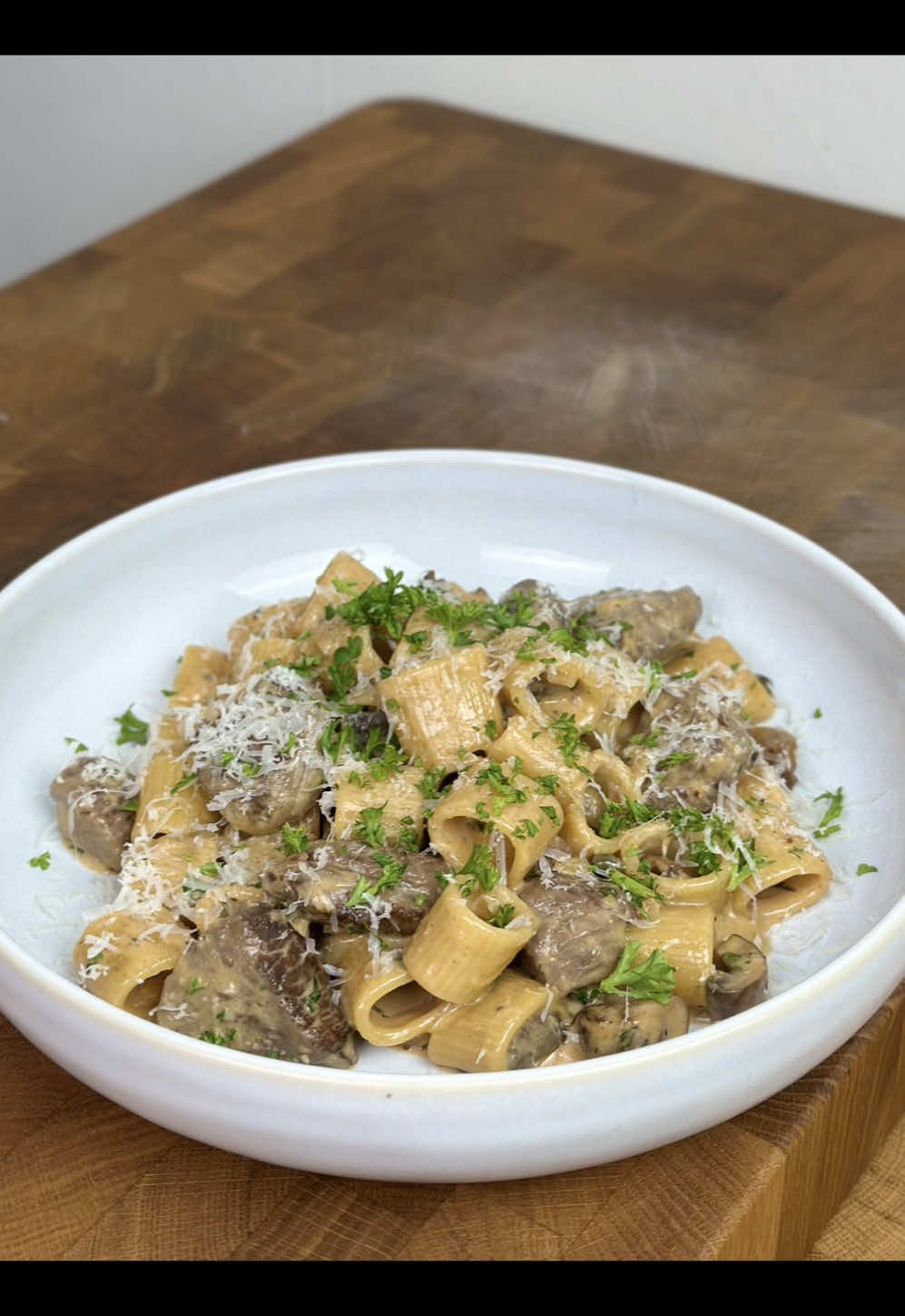 Beef fillet pasta 400g beef fillet  0.5 yellow onion  2 cloves of garlic  250g wild mushrooms 40g butter  Sprig of thyme  100ml white wine or 2 tbsp white wine vinegar  2 tbsp beef stock 1 tbsp capers  200 ml cream  1 1/2 tbsp crème fraîche  1 teaspoon coarse mustard  400g pasta  30g parmesan  Sprig of parsley  Salt, black pepper - - - #pasta #beefpasta #oxfilepasta #pastarecipe #pastalover #pastatiktok #pastarecipe #homemadefood #EasyRecipe #chef #cooking #FoodTok #fyp #dinner #easydinner 