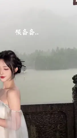 漢服姿が美しさを際立だせる你的葯丸呀さん 身長170cm、右利き。 抖音(Douyin)に260万人以上のファンを持つ、美人ネットセレブリティです。 伝統衣装の漢服を着こなすときは大人びて、ダンス動画は子供のように振る舞う姿が人気です。 #你的葯丸呀　#美人  #美女  #beautiful   #いさ 