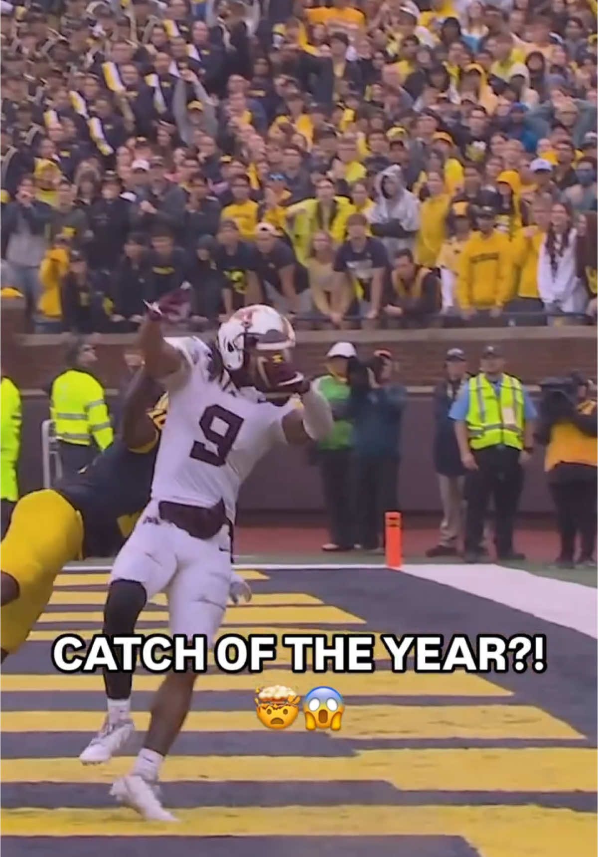 Continuing our top 10 moments of the season countdown, we have our No. 3 moment... when @Gopher Football’s Daniel Jackson had this absolutely unreal catch 🤯🔥 #minnesota #cfbonfox  