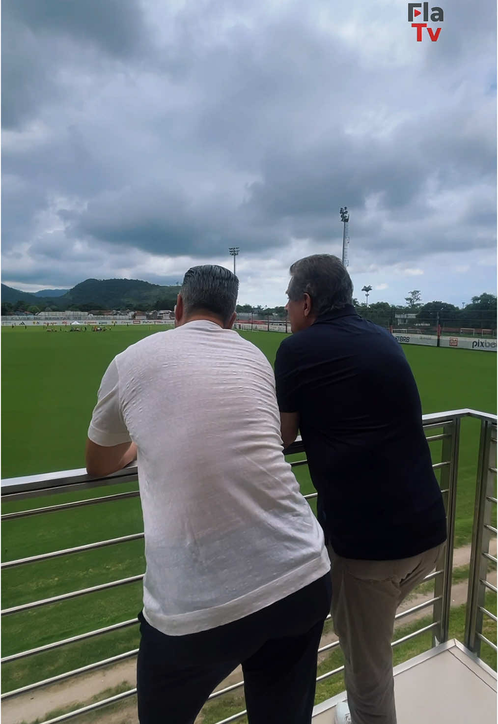 Manhã de estreia no Ninho! Ao lado do presidente Luiz Eduardo Baptista, o BAP, o novo diretor técnico, José Boto, conheceu neste domingo (29), o CT Ninho do Urubu. O profissional se mostrou muito satisfeito com as instalações e afirmou que as condições de trabalho são as melhores possíveis no Rubro-Negro. #BemVindoBoto #flamengo 