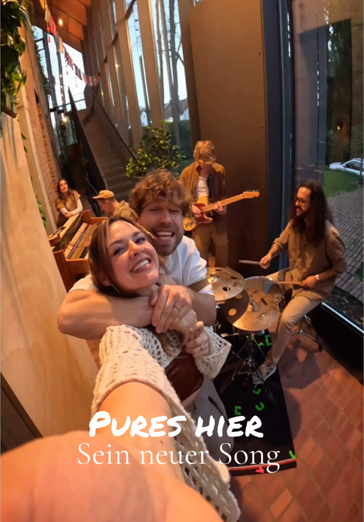 Musikvideo jetzt auf YouTube. 🎶🫶🏻 PuresHier by @JERY.  Musikvideo jetzt auf YouTube. 🎶🫶🏻🥳  Bin stolz, weils anders ist, positiv, tiefgründig und weils einfach DU bist. ♥️ Crew: 🎹 @stadtgeklimper  🎤 @_ece.ck_  🎸 @lordxnormal 🥁 @merlin.zambra  📸 @moritz_koenigstedt  Foto @annalenaholz_  🥳  Bin stolz, weils anders ist, positiv, tiefgründig und weils einfach DU bist. ♥️ Crew: 🎹 @stadtgeklimper  🎤 @_ece.ck_  🎸 @lordxnormal 🥁 @merlin.zambra  📸 @moritz_koenigstedt  Foto @annalenaholz_ 