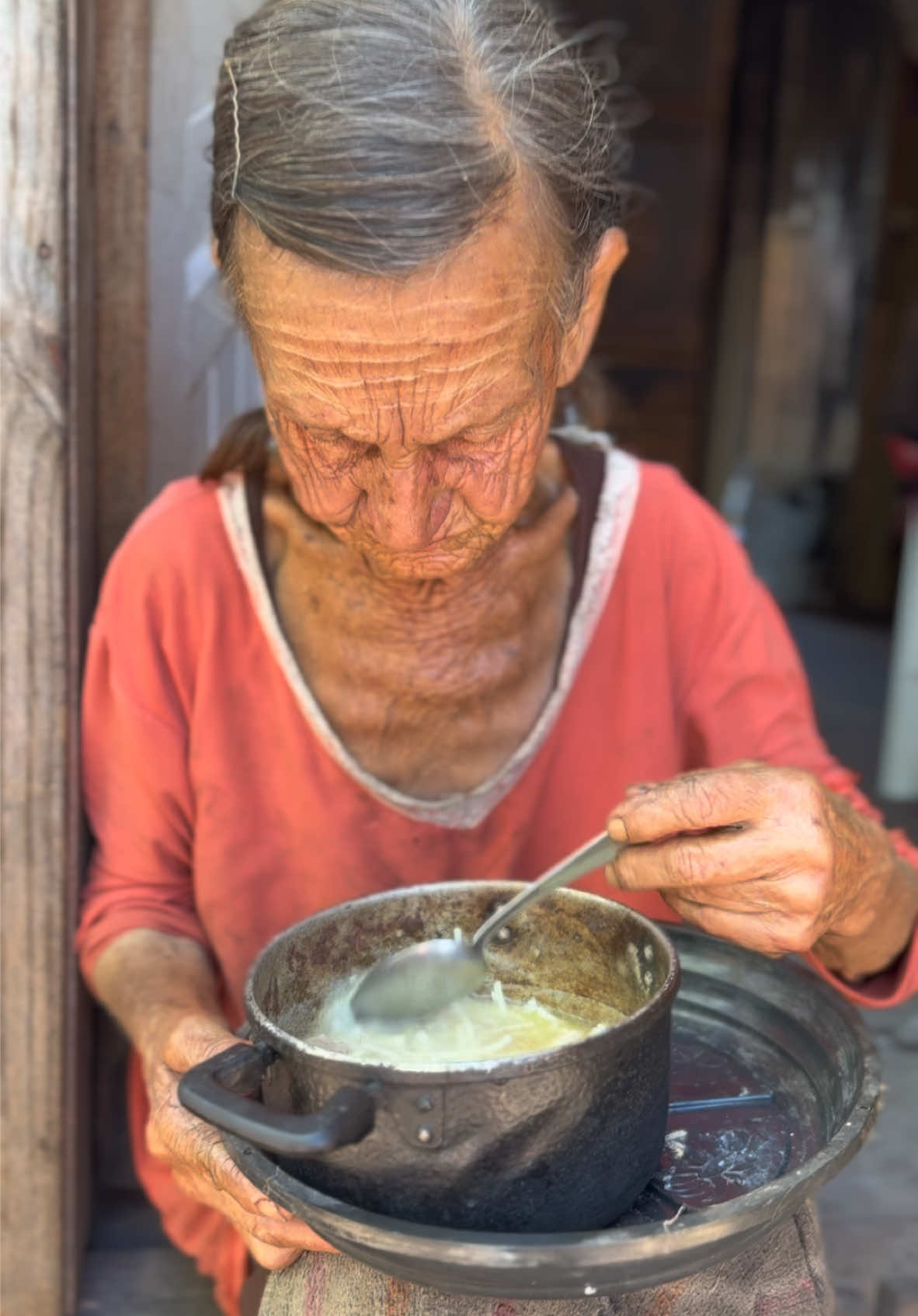 Você reclama muito da vida ?  Dona Diva me faz todo dia a dar mais valor para as coisas mais simples da vida ❤️.  No final quem é ajudado somos nós 🙏🏻