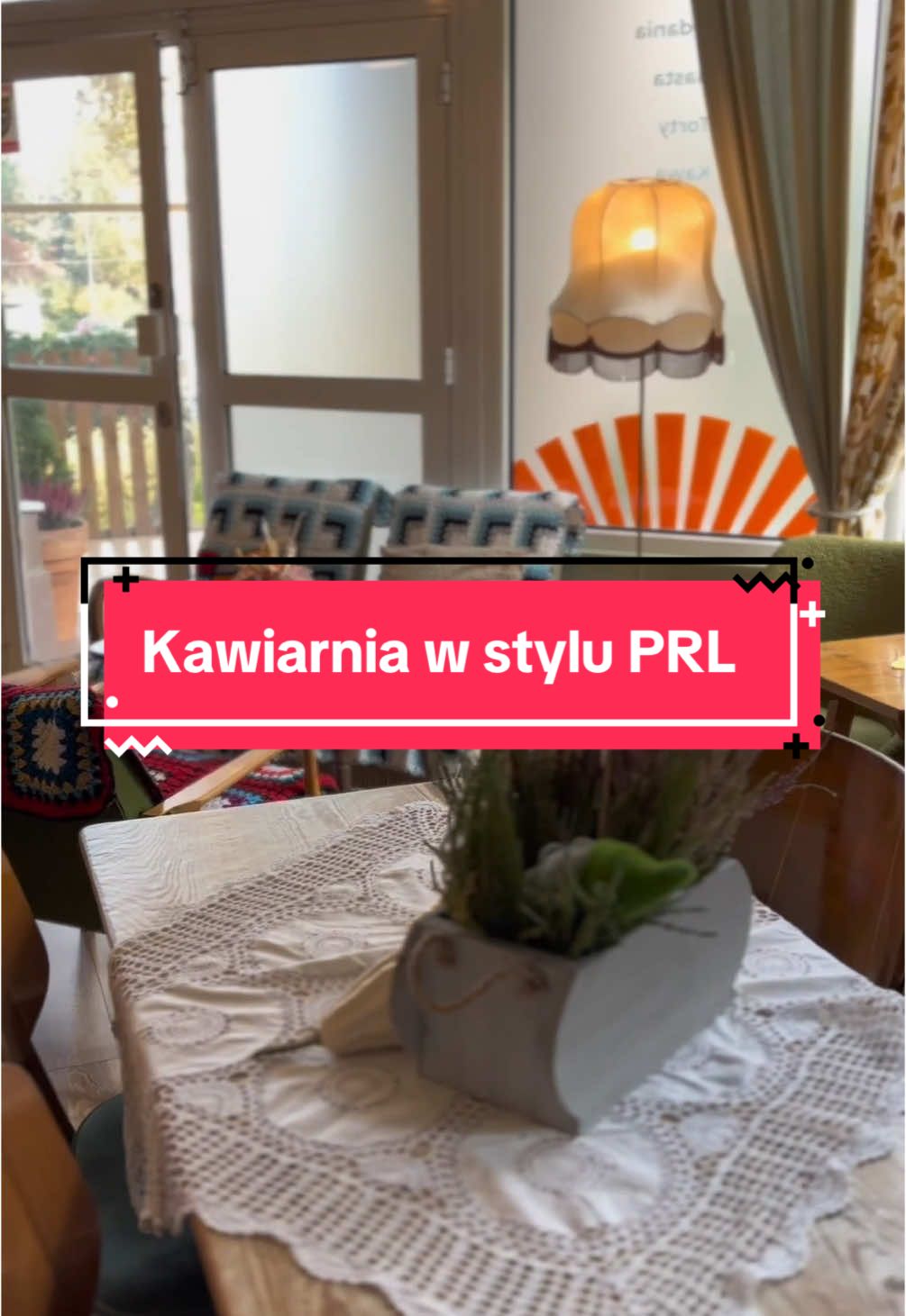 Ta kawiarnia to wehikuł czasu! Wszystko przenosi nas w czasy PRL-u🫠🔥 📍Gdzie? cafe_prlka Miętowa 1a/u4, Gdynia 🔴 Dajcie znać, czy znacie więcej takich perełek! Miejsc, które czymś się wyróżniają! Jest to lokalna kawiarnia z kameralną atmosferą. Mają swoje ciasta i każdego dnia możecie znaleźć coś innego. Klimat w tym miejscu jest niezastąpiony😌 My szczególnie polecamy wypróbować ich sernika baskijskiego z kremem pistacjowym! Naprawdę fajnie się to wszystko łączyło, oczywiście samo ciasto bardzo kremowe jak do tego przyzwyczaiły nas tego rodzaju serniki! No i mają też ogromne cynamonki za 10 zł! Z racji, że lokal jest dość ukryty jest tu naprawdę spokojnie i przyjemnie🩷, więc polecanko! #dc #dlaciebie #kawiarnia #prl 