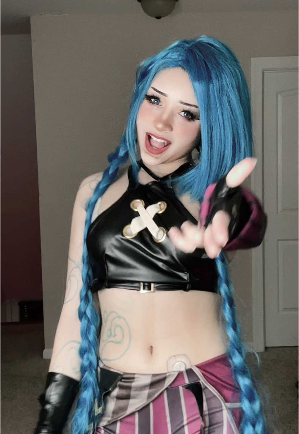 i never actually learned this dance im just going off memory from seeing it so much💀 #jinxcosplay #jinxleagueoflegends #jinxleagueoflegendscosplay #jinxarcanecosplay #arcanejinxcosplay 