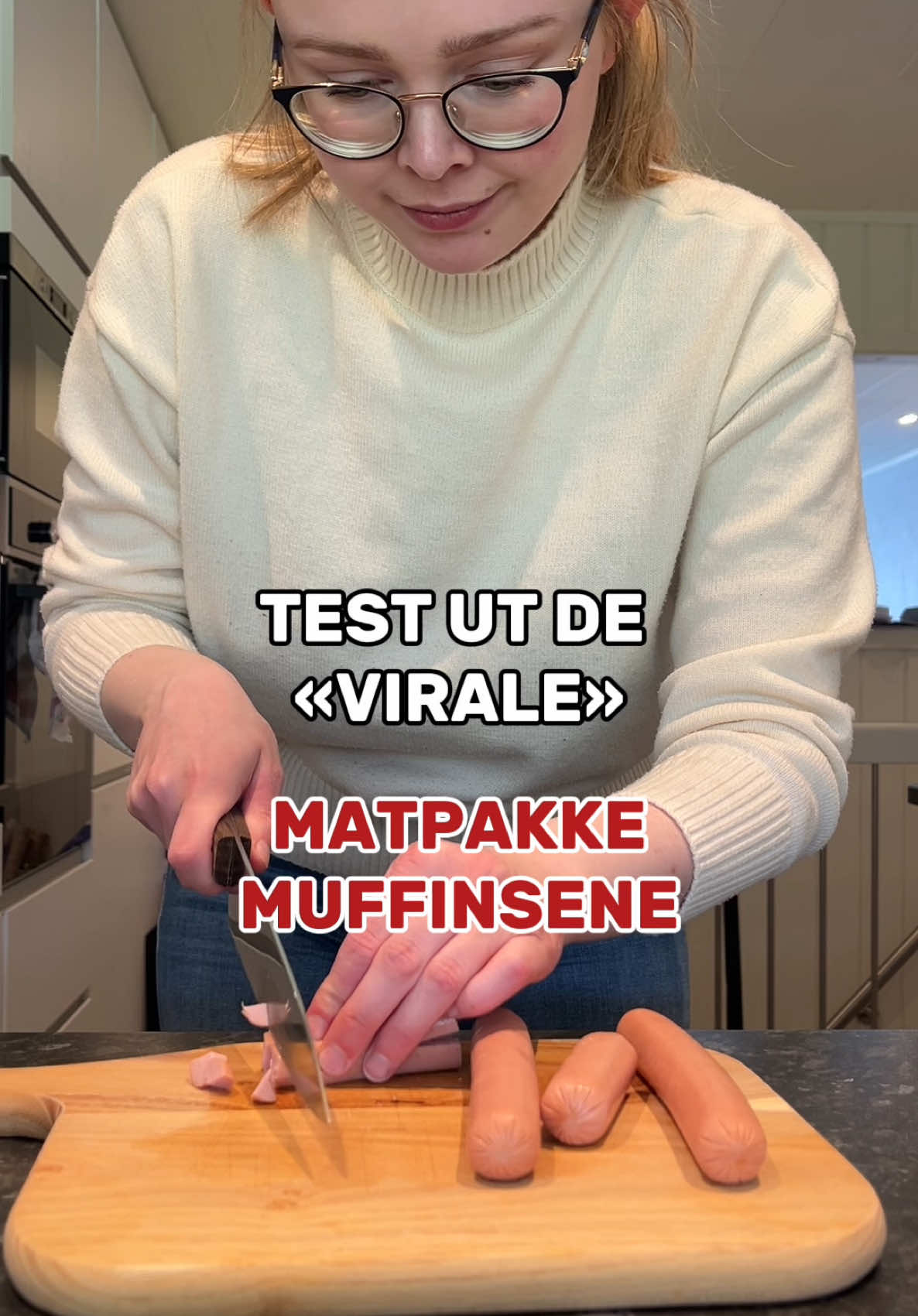 OPPSKRIFT PÅ BARNEVENLIGE MATPAKKEMUFFINS! Ingredienser: 	•	4,5 dl mel 	•	0,5 dl havregryn 	•	2 egg 	•	50 gram smeltet smør 	•	1 ts salt (eller mandolsalt) 	•	2 ts bakepulver 	•	2 dl melk Fyll: 	•	3 pølser 	•	Ønsket mengde ost Fremgangsmåte: 	1.	Rør sammen det våte først (egg, smeltet smør, og melk). 	2.	Bland deretter inn det tørre (mel, havregryn, salt og bakepulver) og rør alt sammen med en slikkepott. 	3.	Tilsett pølser og ost i røren, og bland lett. 	4.	Fyll muffinsformene 3/4 fulle med røren. 	5.	Stek på 200 grader i ca. 15 minutter. Tips: For å unngå at muffinsene sitter fast i formen, kan du smøre litt olje i hver form. Håper det smaker! #mammalivet #voksenlivet #vimedbarn #hjemmelaget #foreldreogbarn #hjemmelavet #matpåtiktok #oppskrift #husmor 