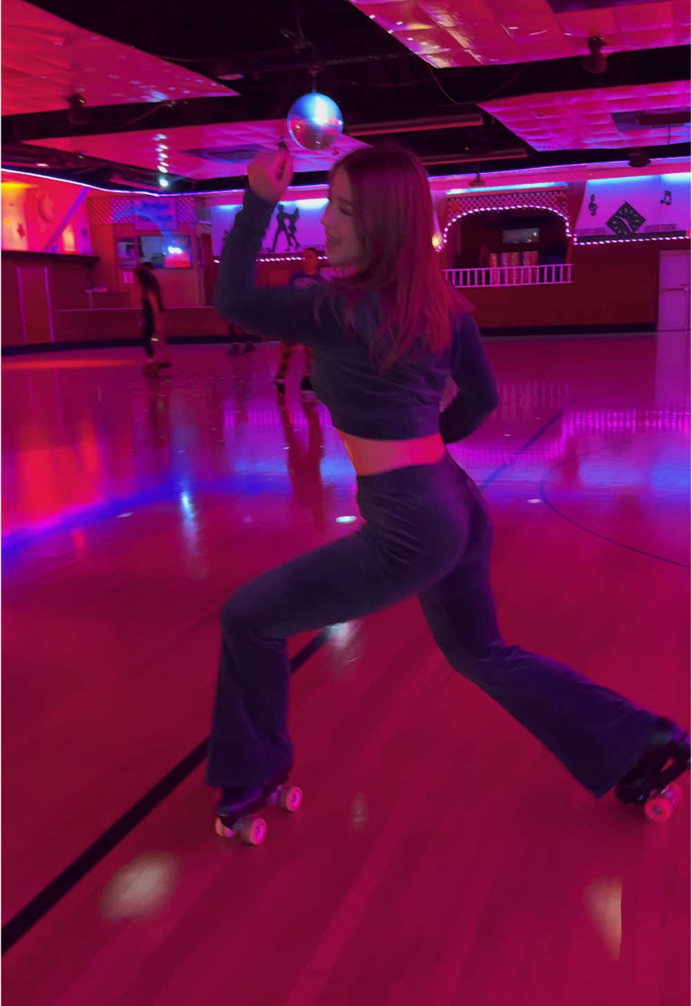 Who’s getting all my love?🧐❤️ #skater #rollerskating #rnb #chrisbrown 