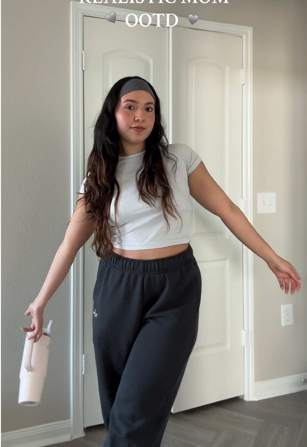 realistic mom ootd 🙂‍↕️🩶 #fitcheck #outfitoftheday #momootd #MomsofTikTok #outfitinspo @Alo Yoga 