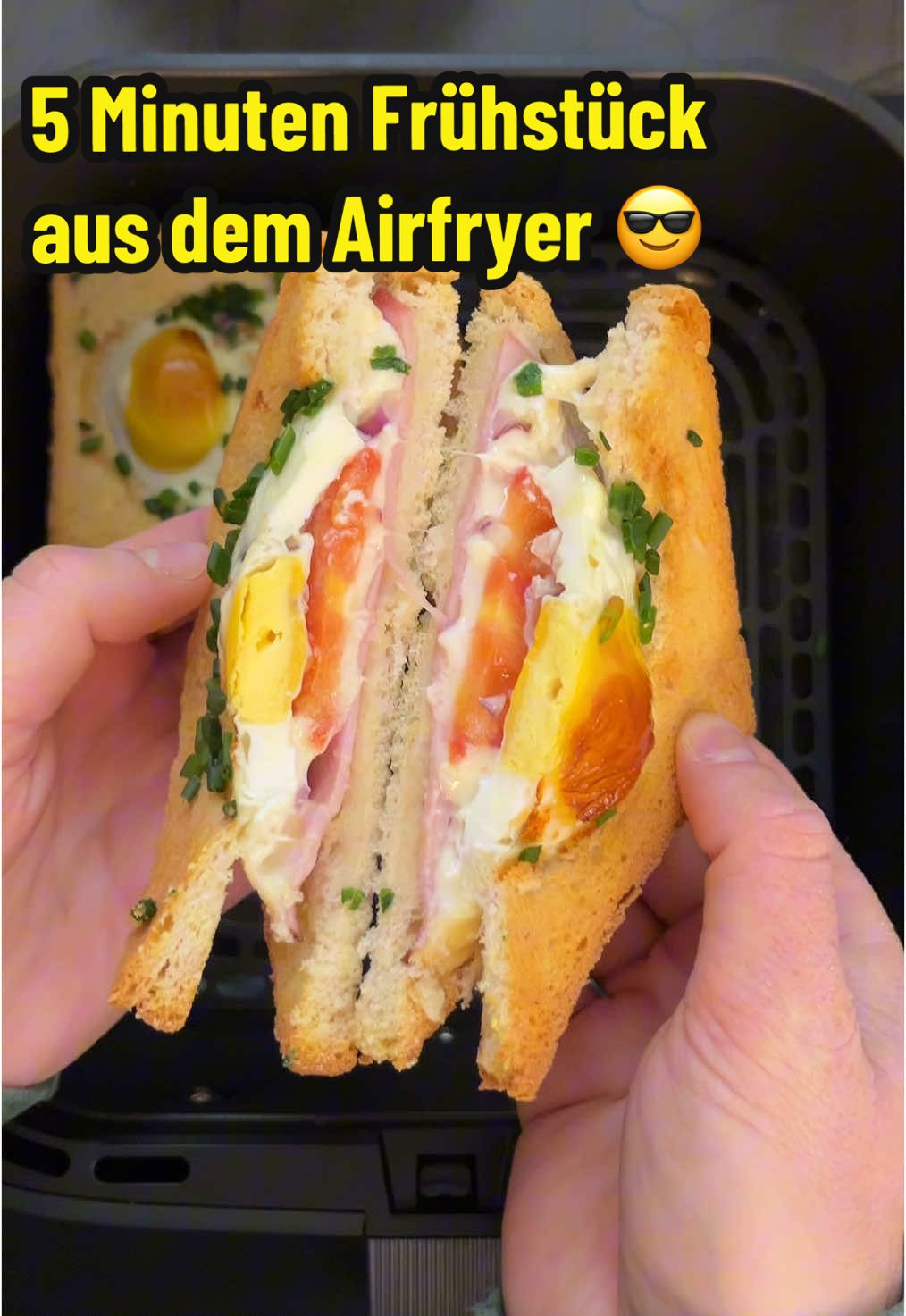 Perfektes Frühstück wenn es schnell gehen muss 😎👍🏻 Während die Toastis backen, kannst du dich in Ruhe für den Tag fertig machen.  Zutaten:  	• 4 Toastscheiben 	• 2 Scheiben Schinken 	• 2 Scheiben Käse 	• 2 Eier  	• 1 Tomate  	• 1 rote Zwiebel 	• Salz  	• Pfeffer  	• Schnittlauch  Zeiten:  	• 160 Grad für 10-12min  #airfryer #airfryerrecipes #airfryertiktok #heissluftfritteuse #heissluftfritteuserezepte #rezepte #schnellerezepte #einfacherezepte #FoodTok 