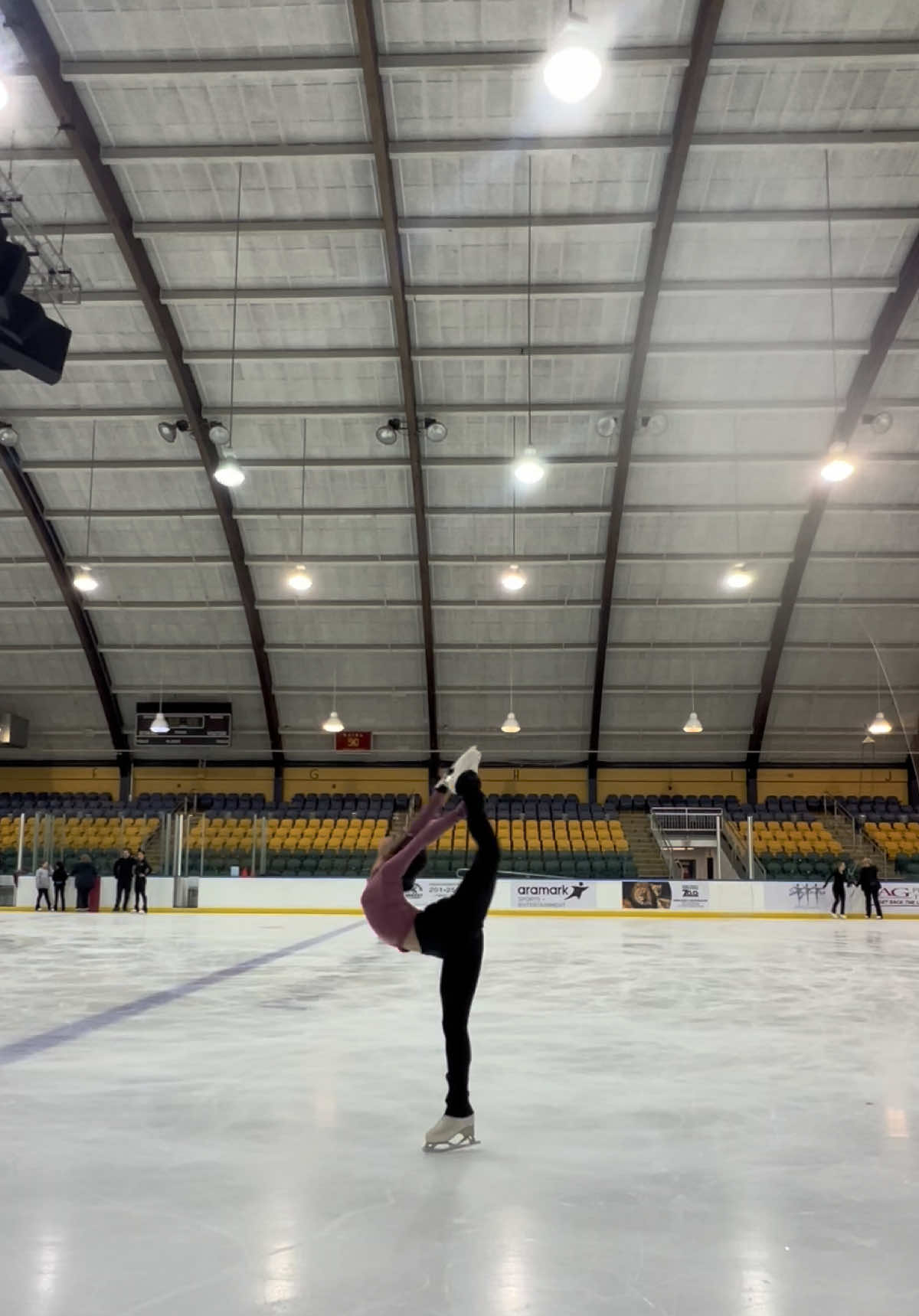 💗🌞🧊🫧 #figureskating #figureskatingtiktok #iceskater #flexibility #IceSkating #iceskatingtiktok #skating #figureskater #figureskate #tricks #icerink 