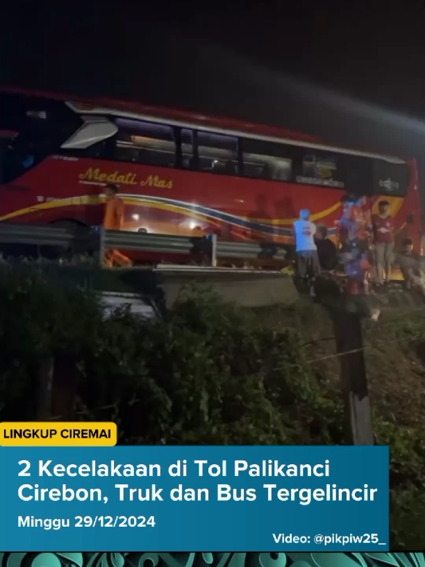 2 kecelakaan lalu lintas terja di Tol Palikanci Cirebon hari ini. Terjadi di lokasi yang sama termasuk wilayah Desa Penpen, Kecamatan Mundu, Kabupaten Cirebon. Insiden pertama dialami truk tronton yang diduga mengalami slip ban. truk tronton boks bernopol B 9004 TEV terguling di ruas Tol Palimanan-Kanci (Palikanci). Peristiwa tersebut terjadi di KM 210.400 A, tepat di wilayah Desa Penpen, Kecamatan Mundu, Kabupaten Cirebon, Minggu (29/12/2024) sekitar pukul 16.24 WIB. Tidak ada korban jiwa dalam peristiwa tersebut, namun mobil truk tersebut nyaris menutup jalan gang di desa tersebut yang posisinya di samping bawah jalan Tol Palikanci. Keterangan yang berhasil dihimpun menyebutkan, kecelakaan ini berawal truk boks yang dikemudikan oleh Susyanto (52) warga Desa Kutayu, Kecamatan Tonjong, Kabupaten Brebes, Jawa Tengah melaju dari arah Jakarta menuju Jawa. Setibanya di KM 210.400 A, diduga roda depan truk boks tersebut mengalami slip sehingga kendaraan hilang kendali oleng ke lajur kiri lalu terguling masuk Rigth Of Way (ROW) atau parit. Petugas gabungan dari PT Jasa Marga, Tim medis dan PJR Tol Palikanci langsung menuju lokasi kejadian dan langsung melakukan upaya evakuasi truk boks yang terguling masuk ROW tersebut menggunakan derek. Sementara itu, masih di hari dan lokasi yang sama, sebuah bus mengalami kecelakaan masuk ke dalam parit median tengah jalan di ruas Tol Palikanci, Minggu malam (29/12/2024), sekitar pukul 20.00 WIB. sumber @radarcirebon  #tolpalikanci #tolcirebon #lakalantas #kecelakaantol 