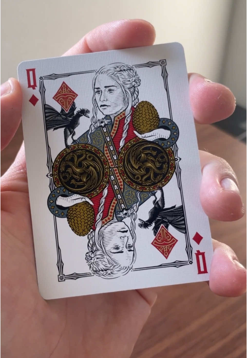 Baralho Game of Thrones, os sete reinos em detalhes ❄️  ——— Edit: really happy you guys enjoyed the video as it is being shared across many countries. We’re currently selling in Brazil only but that does not mean you can’t get this deck. If you don’t live in Brazil, please go to @theory11 website and get yours. They ship worldwide. #gameofthrones #presente #baralho #magica 