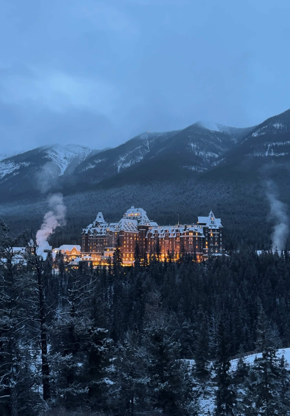 The iconic Fairmont Banff Springs ✨❄️ #traveltok #traveltiktok #banff #fairmonthotels #fairmontbanffsprings @Fairmont Banff Springs 