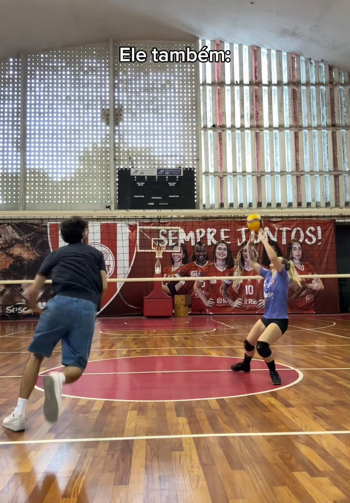 Não sabia nem lançar a bola e ainda levou a rede pra pescar 🤣 #TikTokEsportes #voleibol 