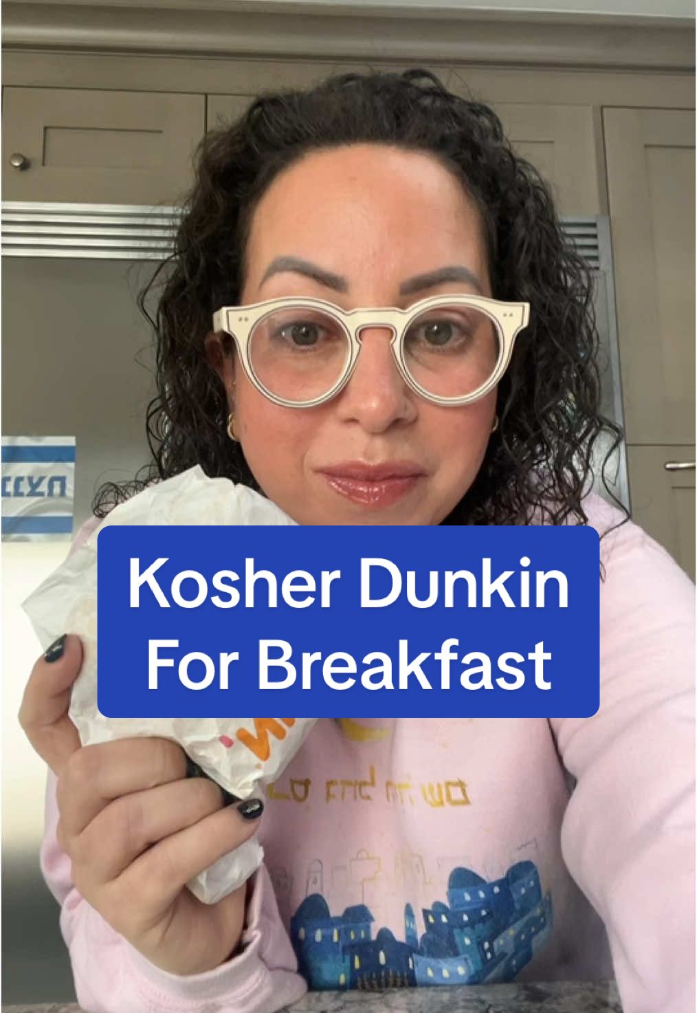 I think it’s time @Dunkin' adds me to their influencer list, don’t you think?!?! They’re ready for their first kosher influencer on the team 😘😘 While most Dunkin’s are not kosher, there are actually many around the country that are, but it’s good to note that we can actually get  coffee at any Dunkin #dunkindonuts #kosherfood #jewishtiktok #dunkinrun  