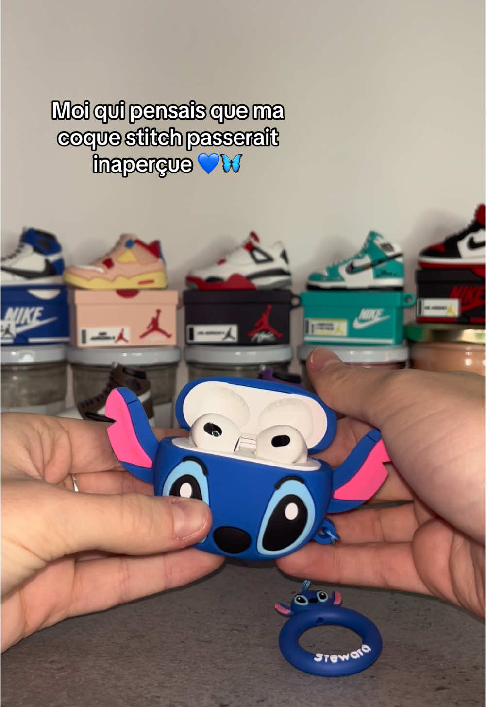 Moi qui pensais que ma coque stitch passerait inaperçue 💙🦋 #airpod #airpodspro #airpods3 #viral_video #airpodcase #stich #liloandstitch #disney #stitch #waltdisneyworld 