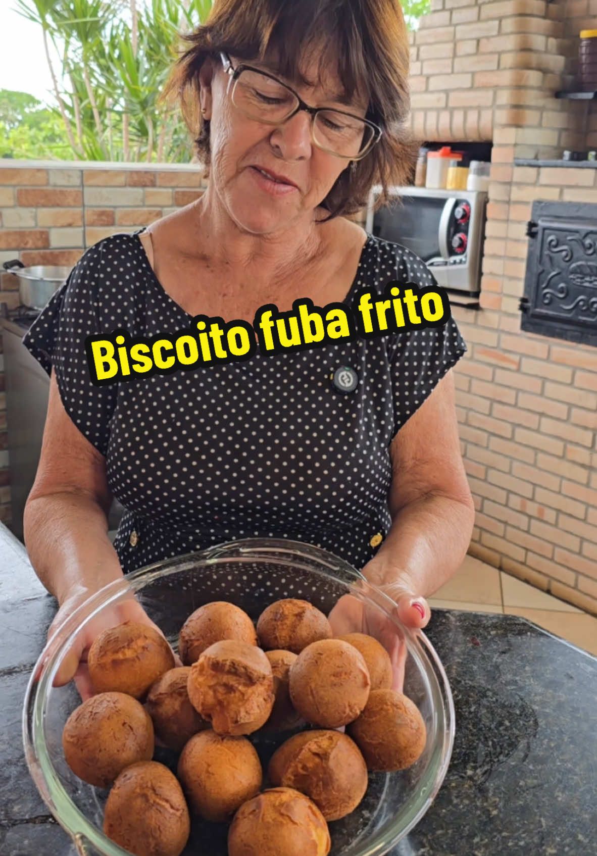 Biscoito de fubá frito  2 copo fubá  1 copo polvilho  Ferva 1 copo água  1 copo leite  Meio de óleo  1 copo de açúcar ovo até o ponto da massa. Melhor fritar em óleo frio.  #chacaracristal #biscoitofrito #biscoitodefuba 