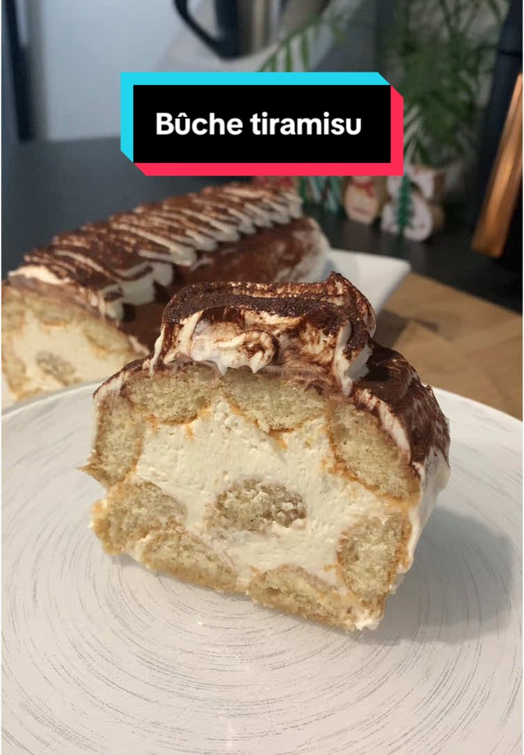 Une bûche façon tiramisu prête en 15 minutes et tellement bonne, qui l’a essayée ici ? 🎅🏼🎄❤️🥰 #lilinezou31 #recette #recettefacile #recettesimple #recettedujour #recettesimpleetrapide #recettedenoel #patisserie #dessert #gateau #buchedenoel #buchetiramisu #tiramisu #recettetiktok 